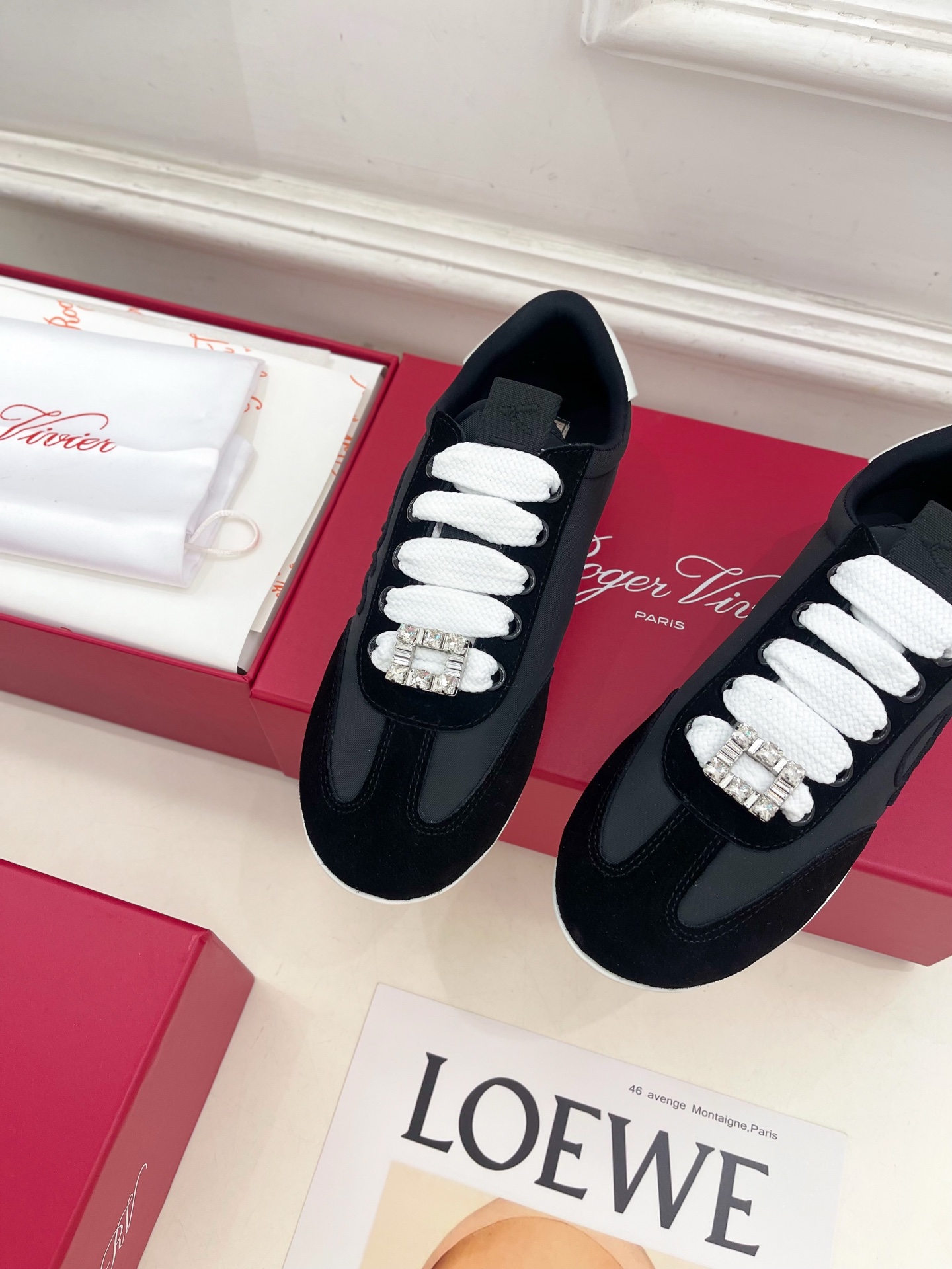 𝐑𝐨𝐠𝐞𝐫 𝐕𝐢𝐯𝐢𝐞r |  25𝐬𝐬 

❥2025秋冬新品   Viv' Low 刺绣搭扣休闲鞋系