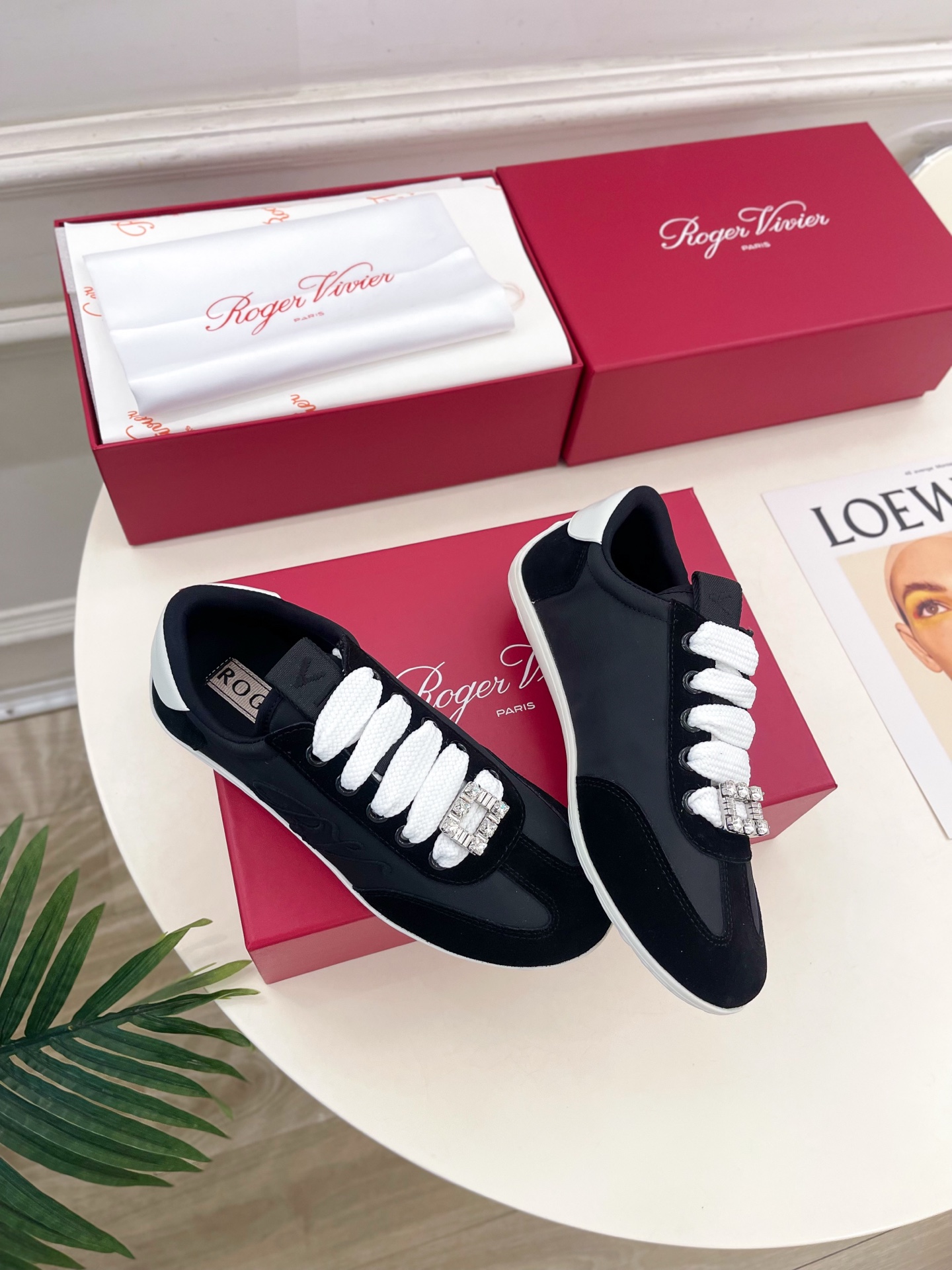 𝐑𝐨𝐠𝐞𝐫 𝐕𝐢𝐯𝐢𝐞r |  25𝐬𝐬 

❥2025秋冬新品   Viv' Low 刺绣搭扣休闲鞋系