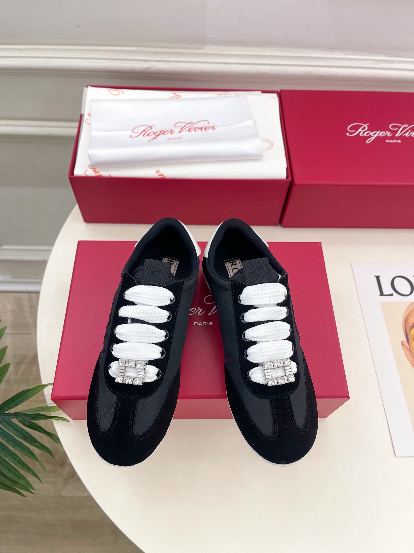 𝐑𝐨𝐠𝐞𝐫 𝐕𝐢𝐯𝐢𝐞r |  25𝐬𝐬 

❥2025秋冬新品   Viv' Low 刺绣搭扣休闲鞋系