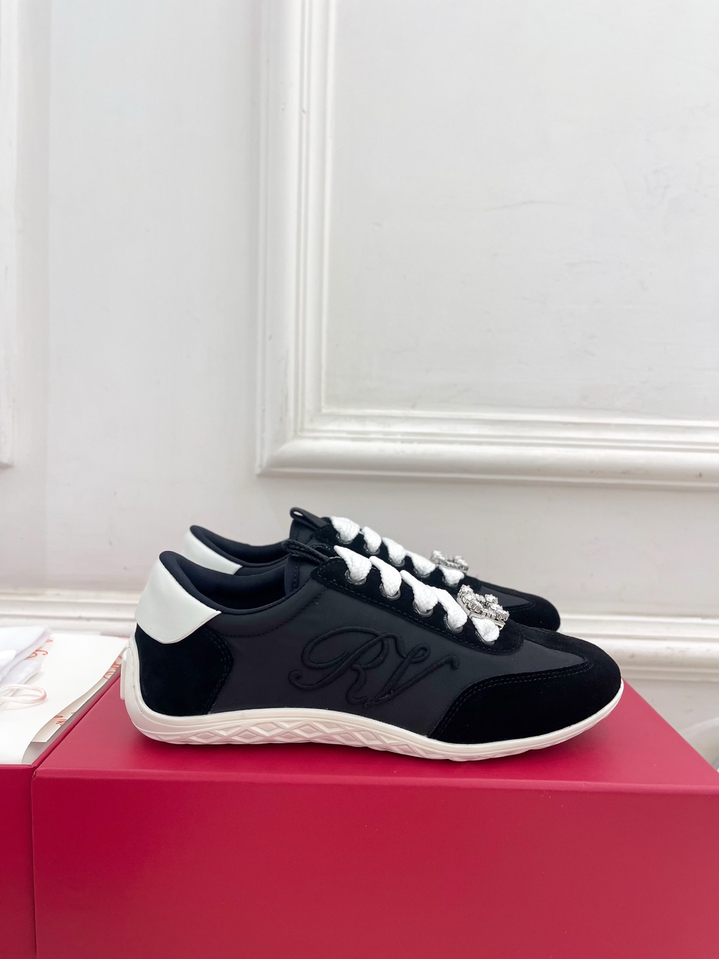 𝐑𝐨𝐠𝐞𝐫 𝐕𝐢𝐯𝐢𝐞r |  25𝐬𝐬 

❥2025秋冬新品   Viv' Low 刺绣搭扣休闲鞋系