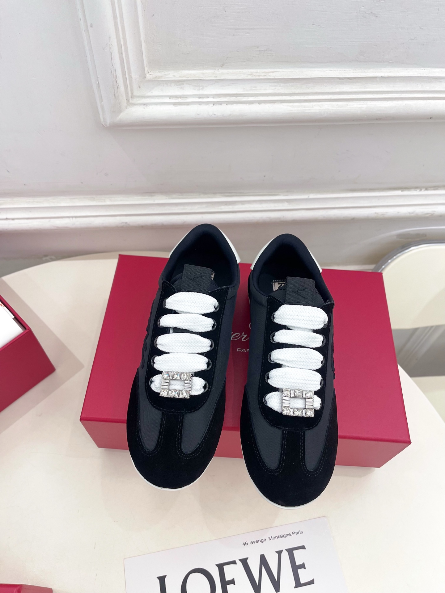 𝐑𝐨𝐠𝐞𝐫 𝐕𝐢𝐯𝐢𝐞r |  25𝐬𝐬 

❥2025秋冬新品   Viv' Low 刺绣搭扣休闲鞋系
