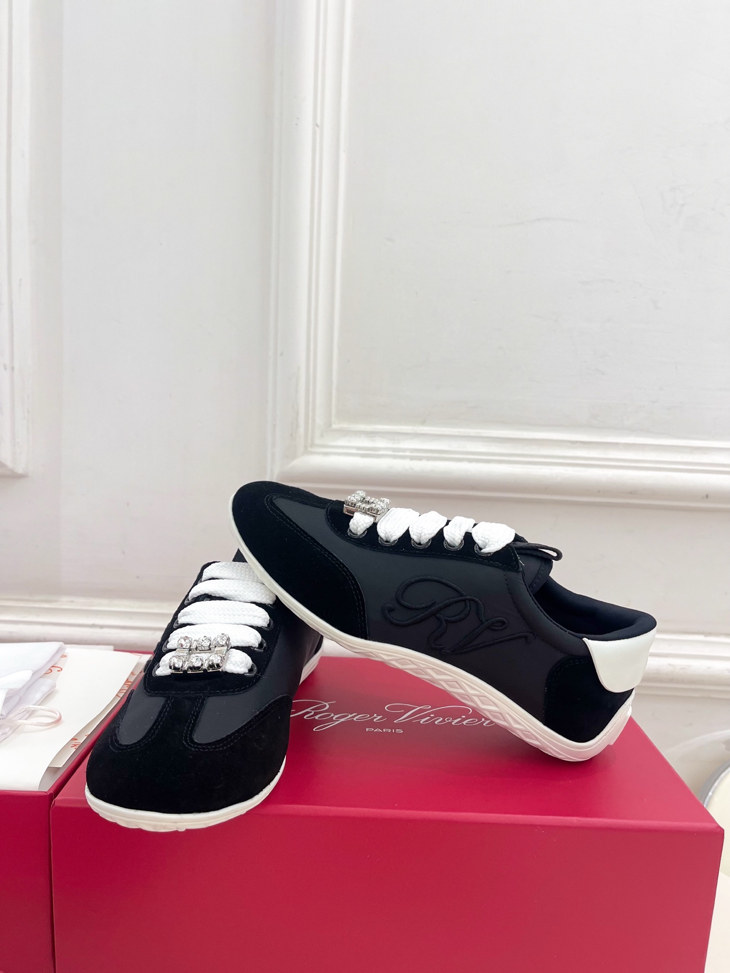 𝐑𝐨𝐠𝐞𝐫 𝐕𝐢𝐯𝐢𝐞r |  25𝐬𝐬 

❥2025秋冬新品   Viv' Low 刺绣搭扣休闲鞋系