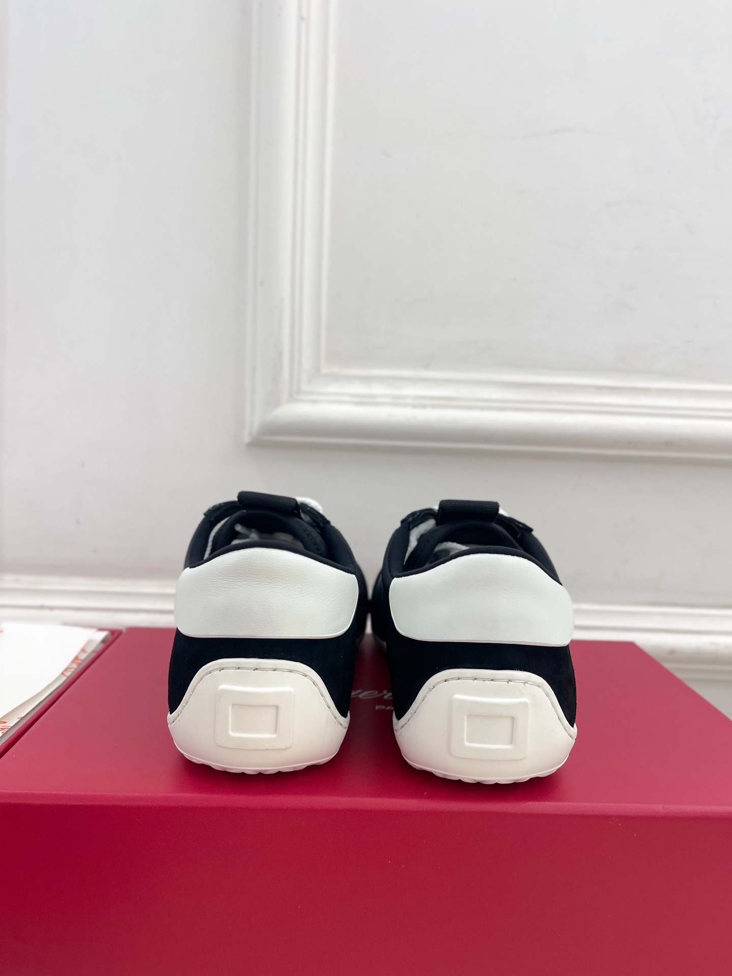 𝐑𝐨𝐠𝐞𝐫 𝐕𝐢𝐯𝐢𝐞r |  25𝐬𝐬 

❥2025秋冬新品   Viv' Low 刺绣搭扣休闲鞋系