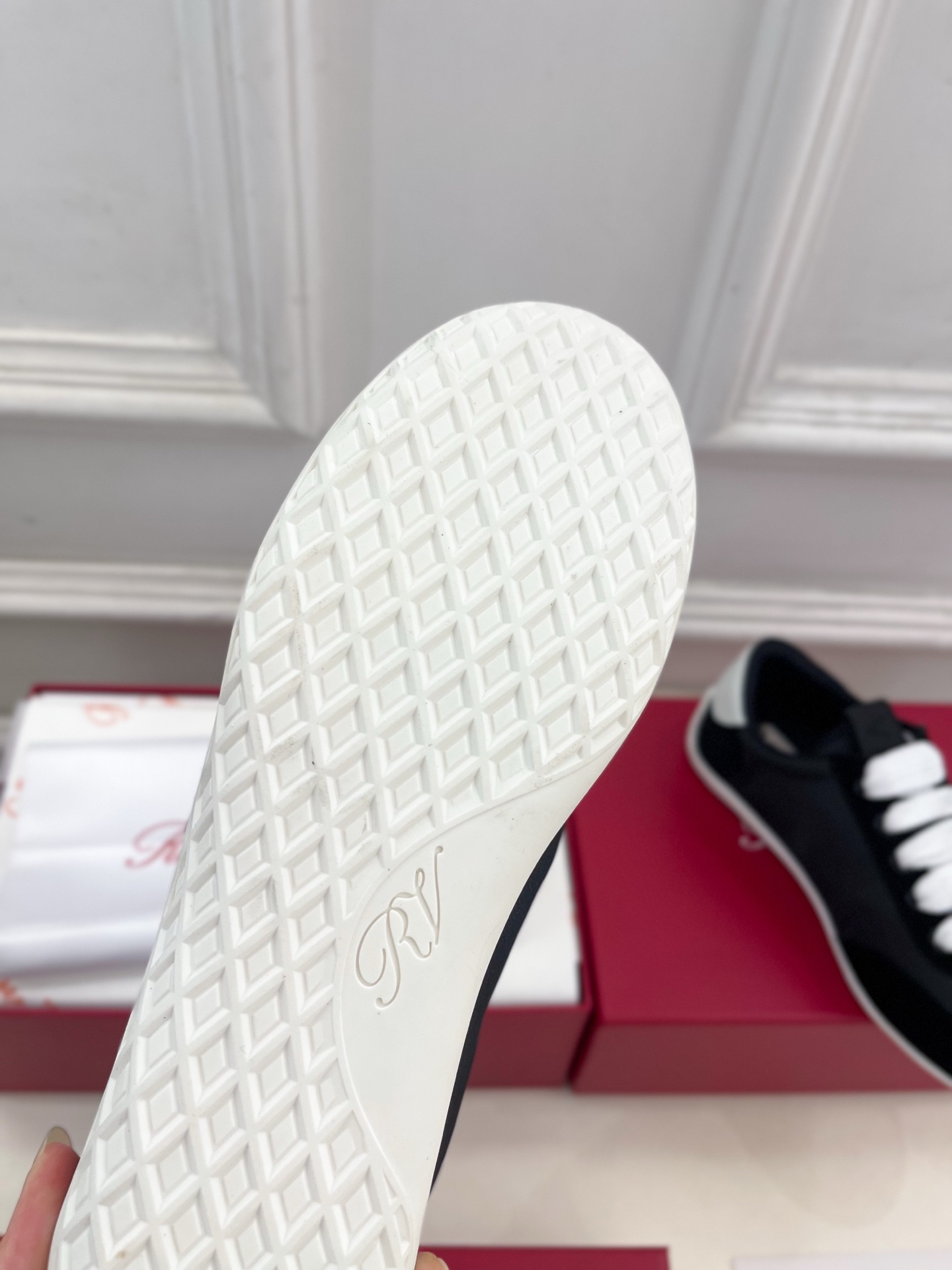 𝐑𝐨𝐠𝐞𝐫 𝐕𝐢𝐯𝐢𝐞r |  25𝐬𝐬 

❥2025秋冬新品   Viv' Low 刺绣搭扣休闲鞋系