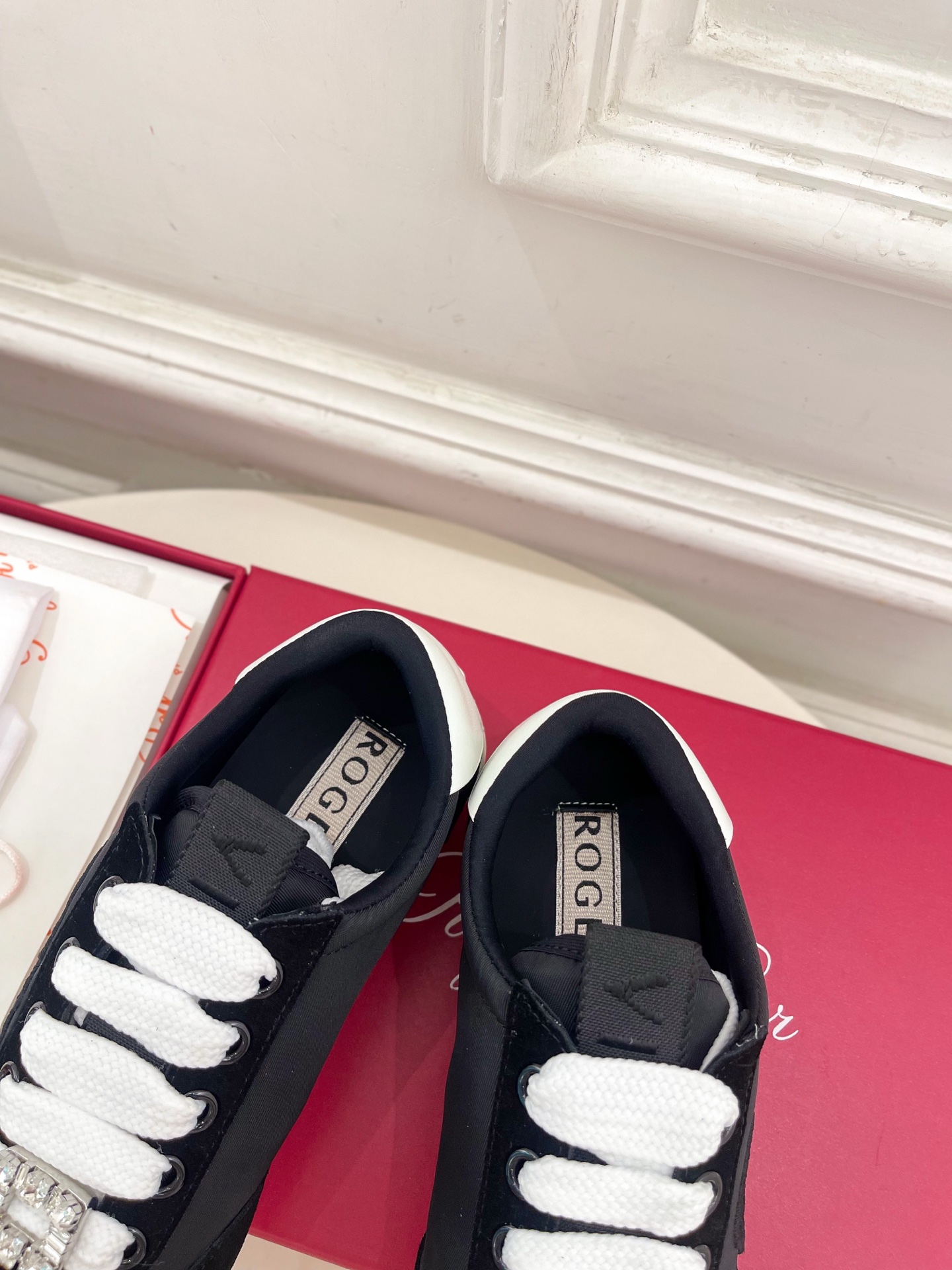 𝐑𝐨𝐠𝐞𝐫 𝐕𝐢𝐯𝐢𝐞r |  25𝐬𝐬 

❥2025秋冬新品   Viv' Low 刺绣搭扣休闲鞋系