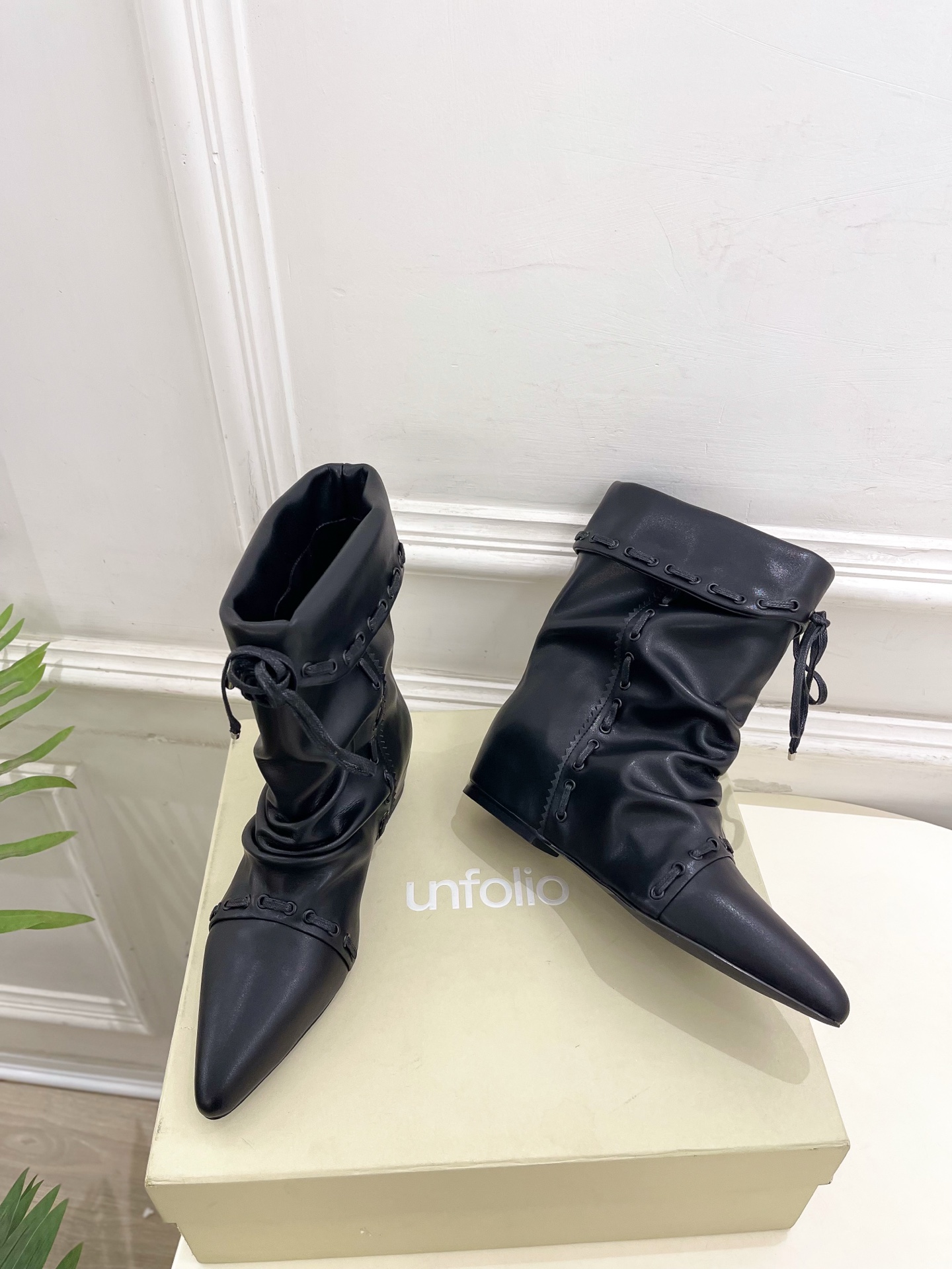unfolio 25𝐬𝐬 秋冬新品 复古尖头内增高褶皱堆堆靴
—————————
 作为这两年最受欢迎的