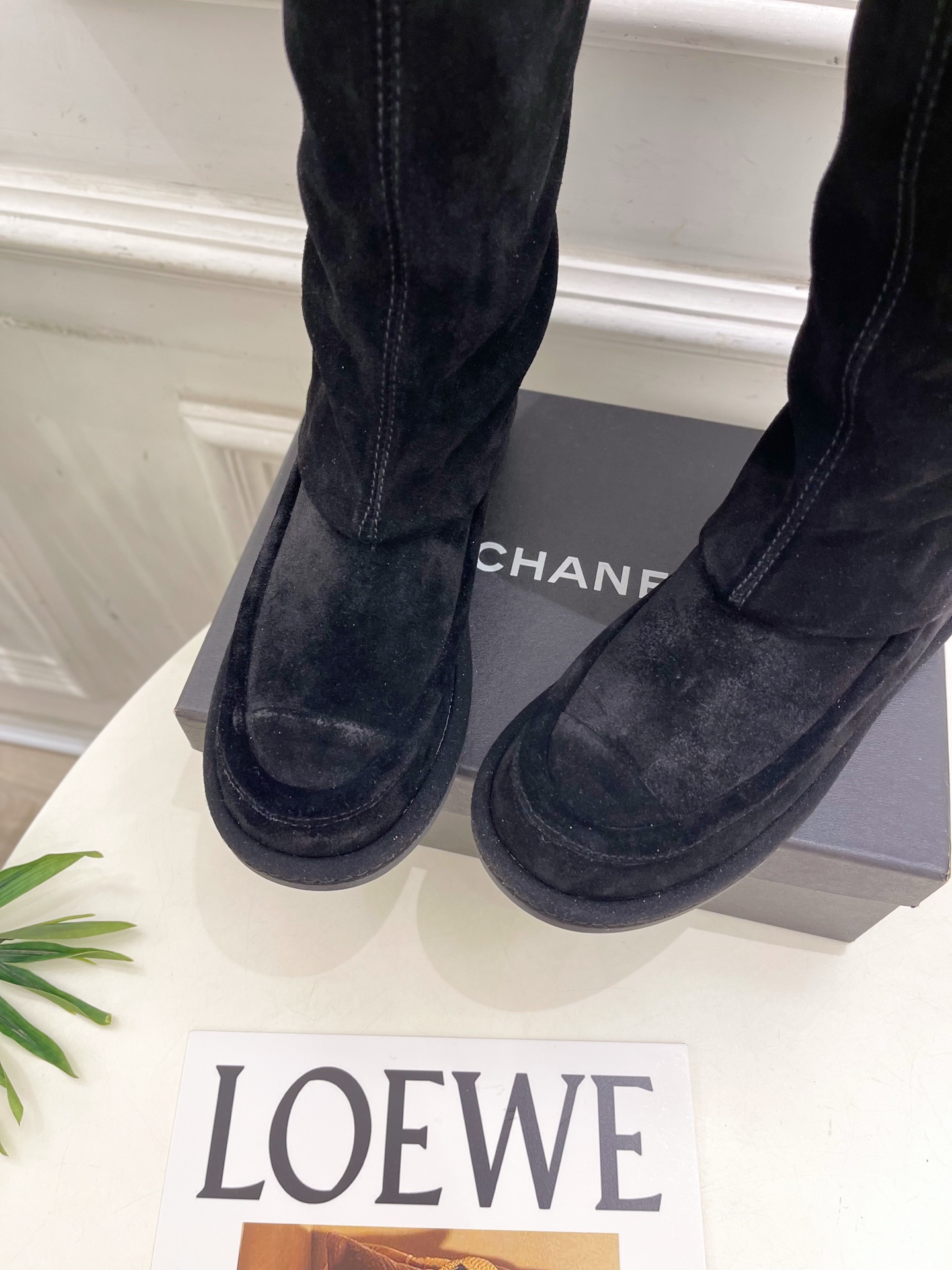 𝐂𝐇𝐀𝐍𝐄𝐋  | 小香  25𝐬𝐬 

🦋2025 秋冬秀场新品 小香经典电绣双C麂皮裤管靴 系列上新