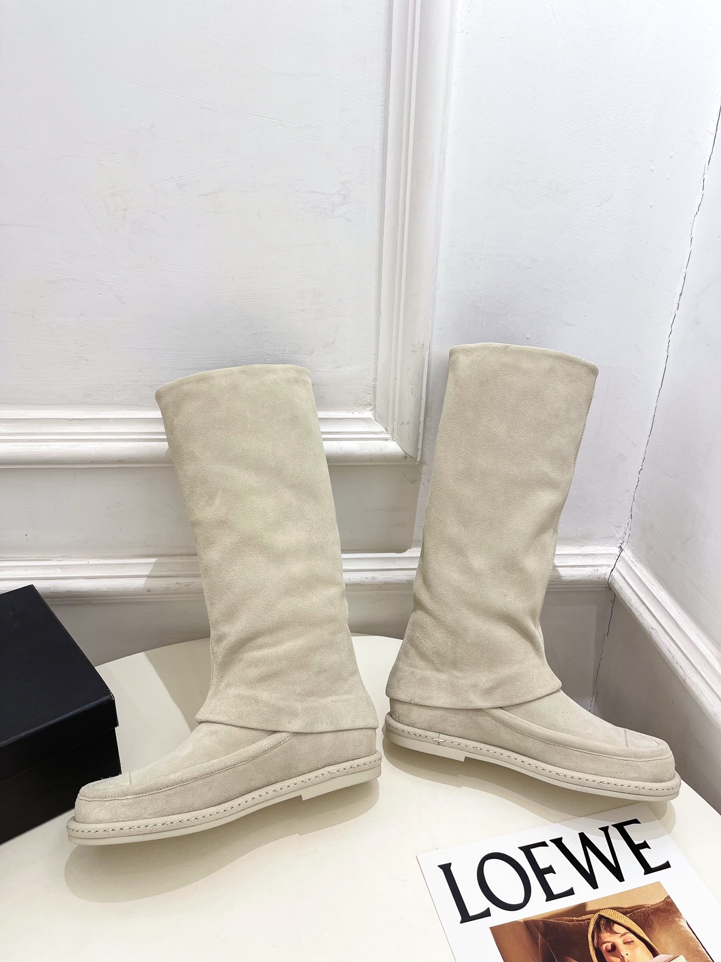 𝐂𝐇𝐀𝐍𝐄𝐋  | 小香  25𝐬𝐬 

🦋2025 秋冬秀场新品 小香经典电绣双C麂皮裤管靴 系列上新