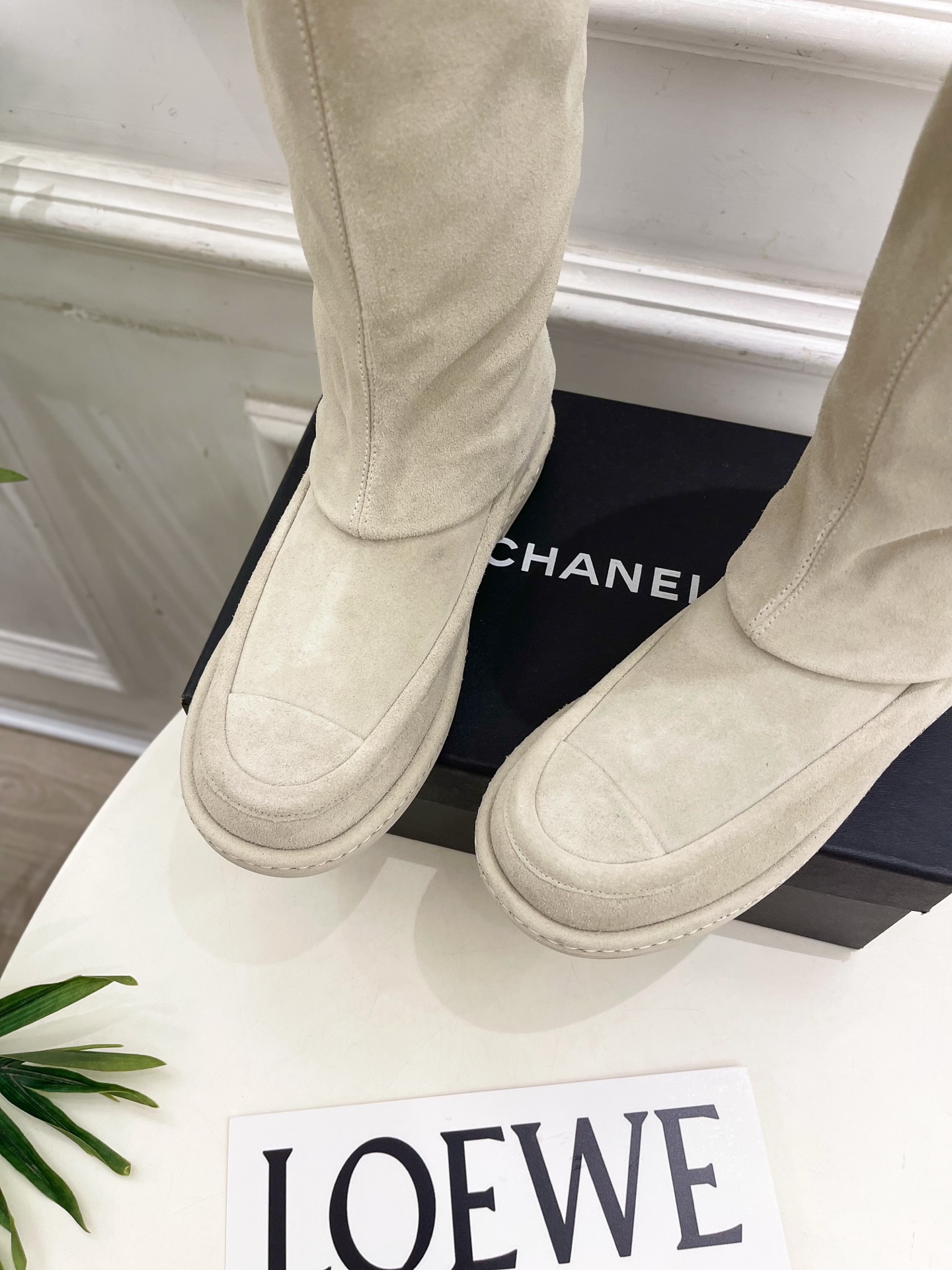 𝐂𝐇𝐀𝐍𝐄𝐋  | 小香  25𝐬𝐬 

🦋2025 秋冬秀场新品 小香经典电绣双C麂皮裤管靴 系列上新