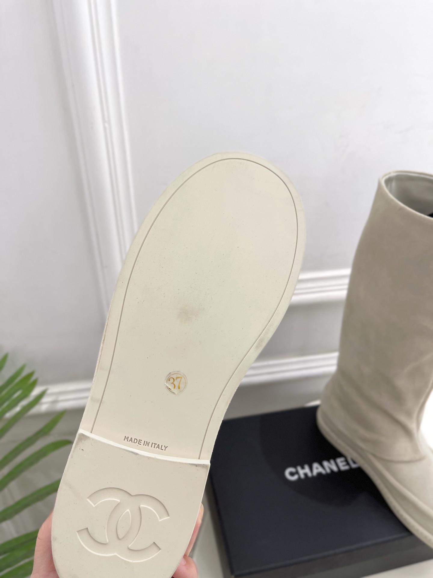 𝐂𝐇𝐀𝐍𝐄𝐋  | 小香  25𝐬𝐬 

🦋2025 秋冬秀场新品 小香经典电绣双C麂皮裤管靴 系列上新