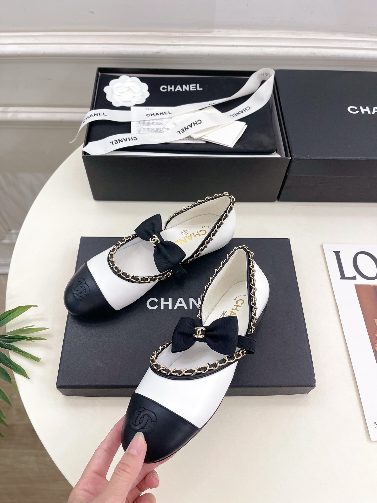𝐂𝐇𝐀𝐍𝐄𝐋 | 小香 25𝐬𝐬
🦋2025 春夏新品 专柜经典走秀款 小香双C中空链条蝴蝶结