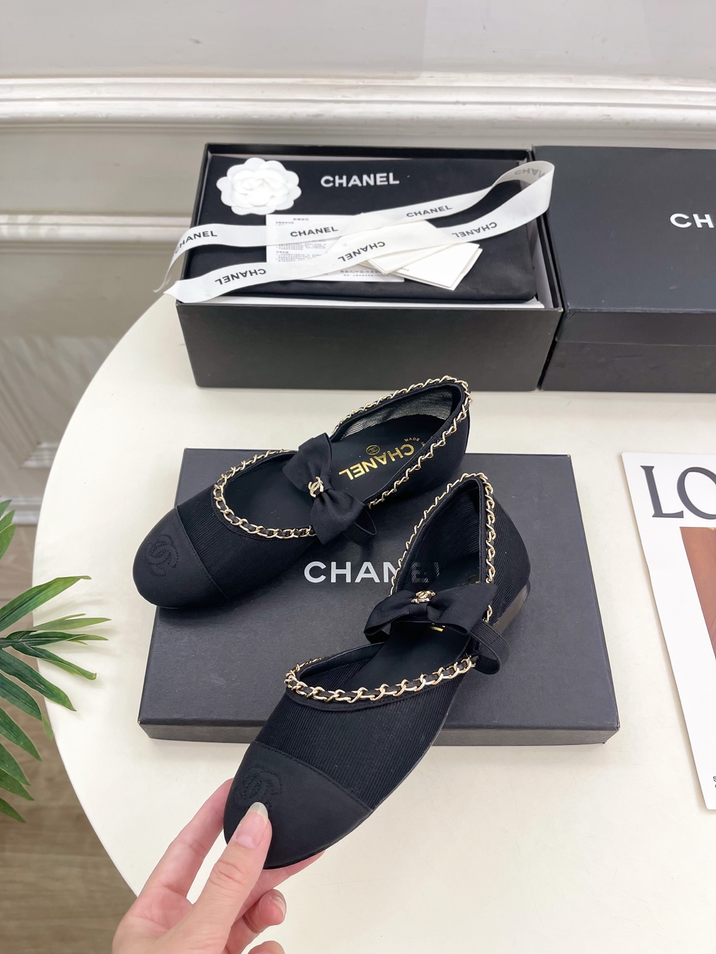 𝐂𝐇𝐀𝐍𝐄𝐋 | 小香 25𝐬𝐬
🦋2025 春夏新品 专柜经典走秀款 小香双C中空链条蝴蝶结