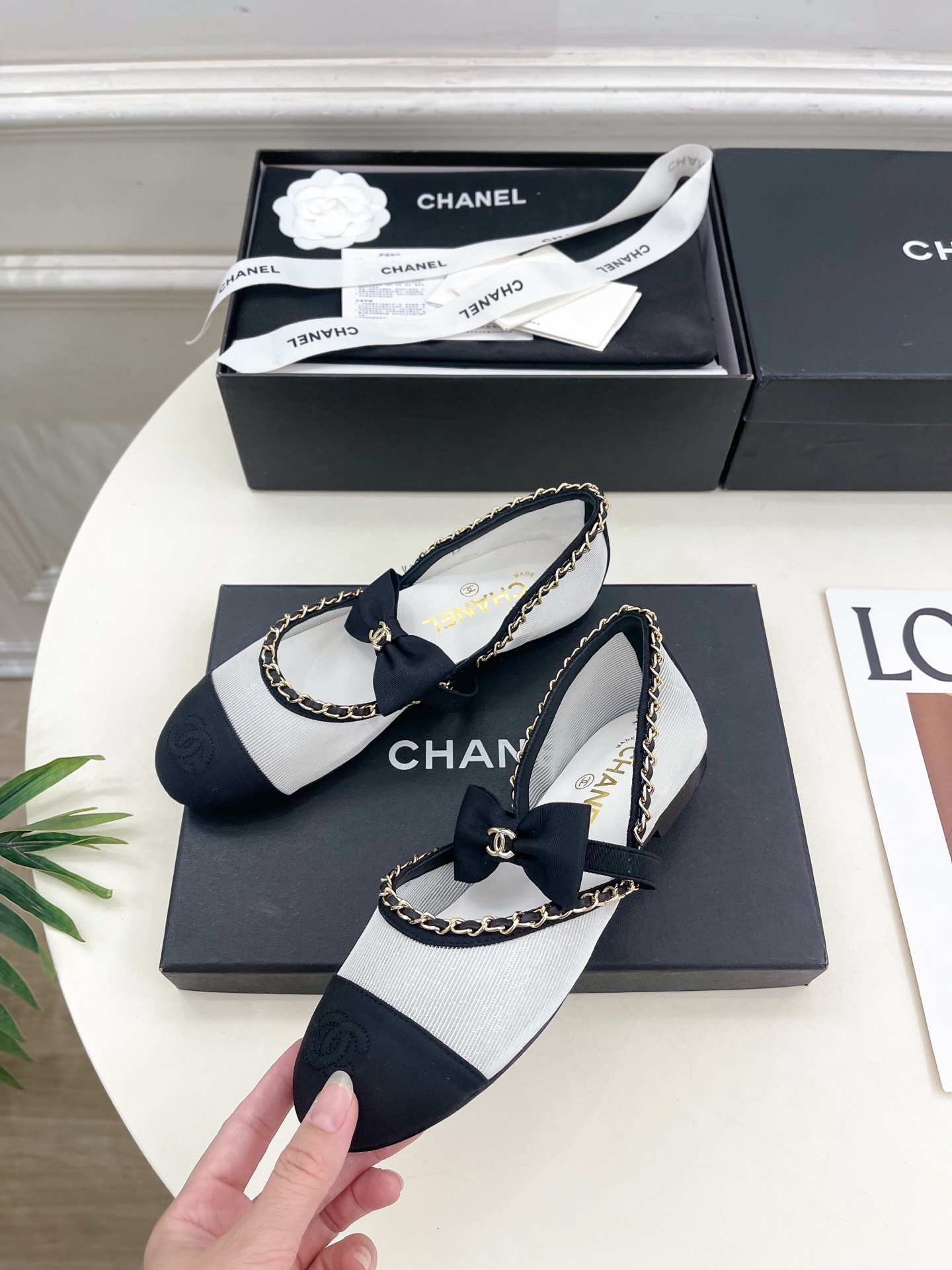 𝐂𝐇𝐀𝐍𝐄𝐋 | 小香 25𝐬𝐬
🦋2025 春夏新品 专柜经典走秀款 小香双C中空链条蝴蝶结