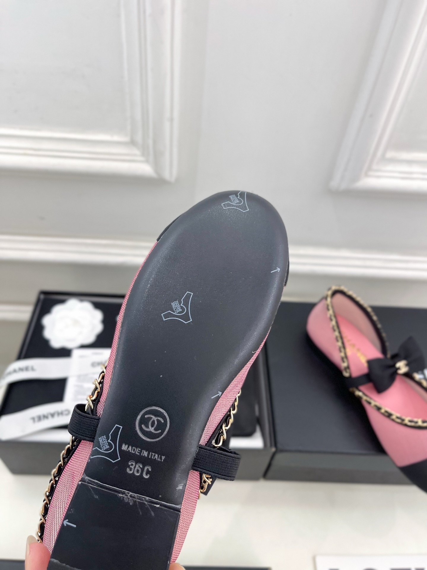𝐂𝐇𝐀𝐍𝐄𝐋 | 小香 25𝐬𝐬
🦋2025 春夏新品 专柜经典走秀款 小香双C中空链条蝴蝶结
