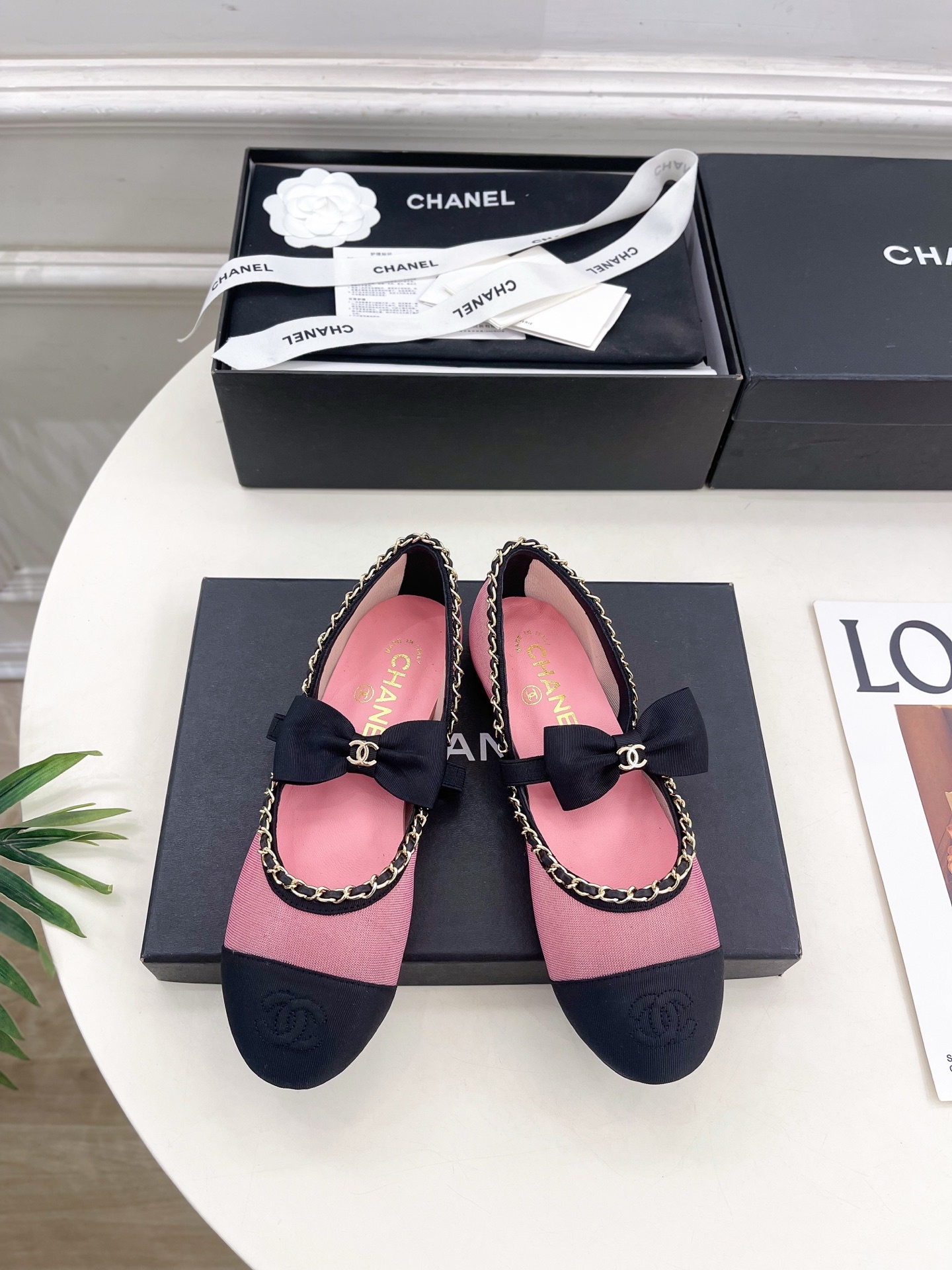 𝐂𝐇𝐀𝐍𝐄𝐋 | 小香 25𝐬𝐬
🦋2025 春夏新品 专柜经典走秀款 小香双C中空链条蝴蝶结