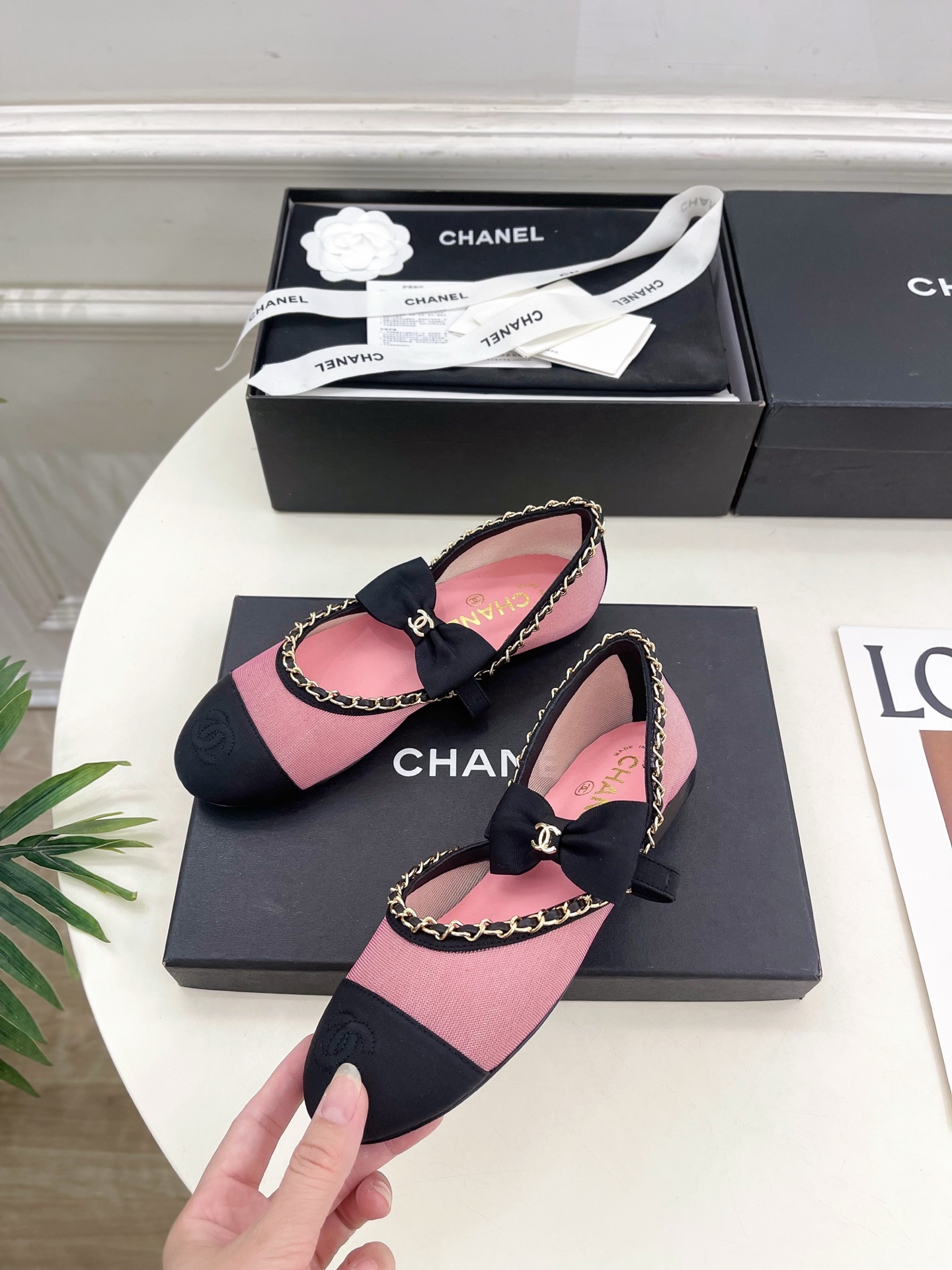 𝐂𝐇𝐀𝐍𝐄𝐋 | 小香 25𝐬𝐬
🦋2025 春夏新品 专柜经典走秀款 小香双C中空链条蝴蝶结