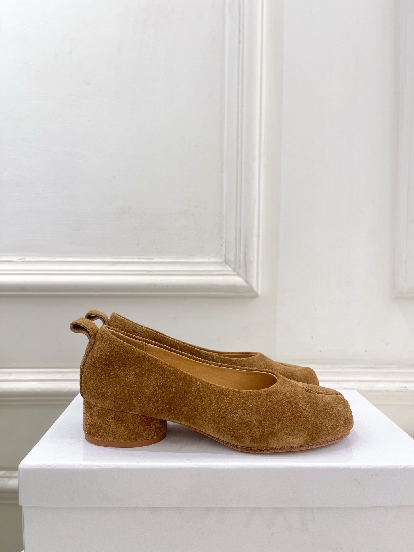 Maison Margiela· MM6马吉拉 2025 春夏新款 Tabi分趾牛猄芭蕾鞋———————