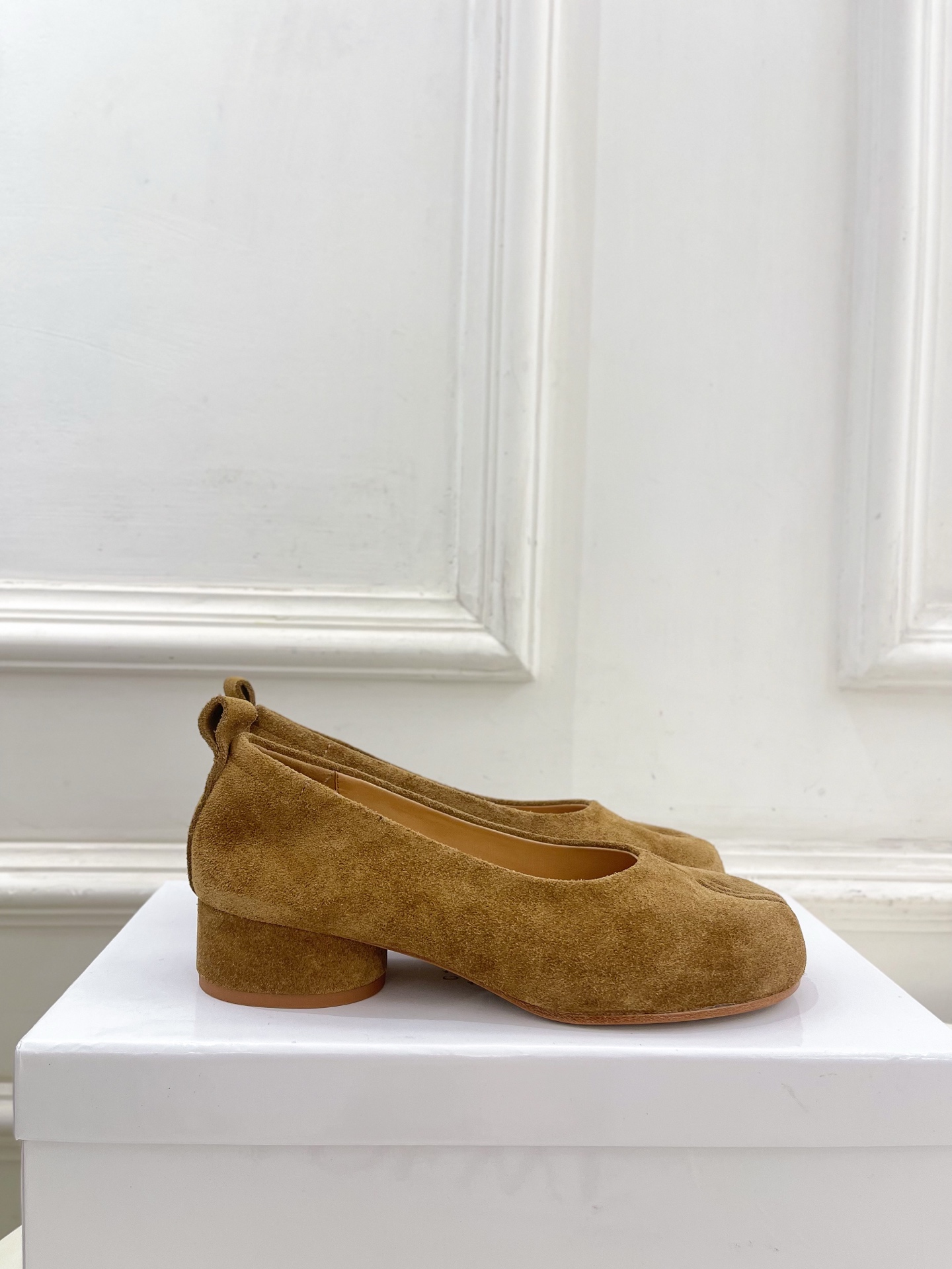 Maison Margiela· MM6马吉拉 2025 春夏新款 Tabi分趾牛猄芭蕾鞋———————