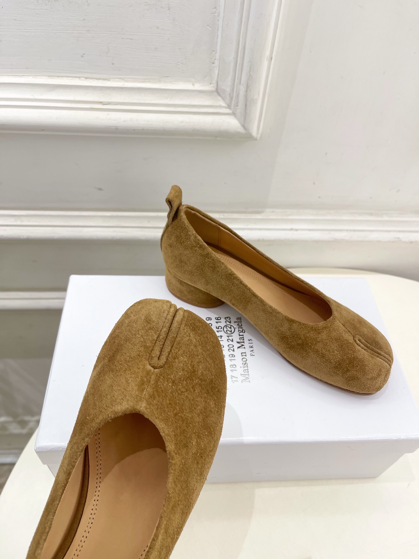 Maison Margiela· MM6马吉拉 2025 春夏新款 Tabi分趾牛猄芭蕾鞋———————