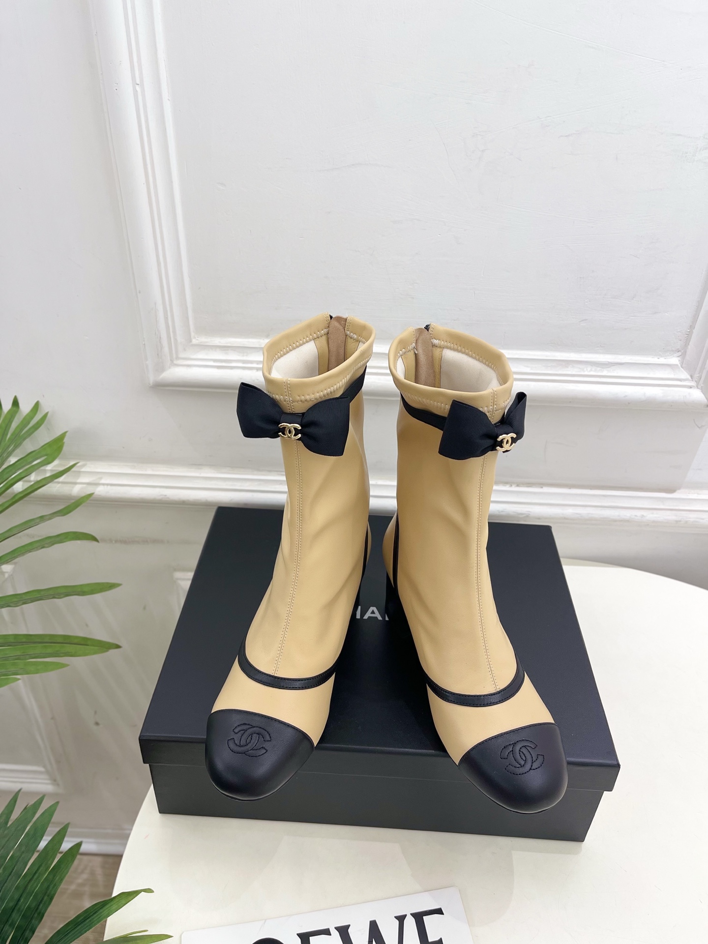 NO:464754,| Xiaoxiang 25 new product in autumn and winter show Xiaoxiang double C bow thick heel elastic short boots, new series, the most outstanding BS fashion circle, the matching will interpret the meticulous, minimalist, classic elements that will never fade, showing the unique style of dressing so beautiful that there is nothing to say, must be purchased in summer... ━━━━━━━━━━━━━━━━━━━━━━━━━━━━━━━━━━━━━━━━━━━━━━━━━━━━━━━━━━━━━━━━━━━━━━━━━━━━━━━━━━━━━━━━━━━━━━━━━━━━━━━━━━━━━━━━━━━━━━━━━━━━━━━━━━━━━━━━━━━━━━━�19860909| 小香 25  秋冬秀场新品 小香双C蝴蝶结粗跟弹力短靴 系列上新 BS时尚圈的绝绝子 搭配将演绎着细致 极简 永不褪去的经典元素 展现与众不同的穿搭风格美到无话可说 夏季必入款…… ━━━━━ t ━━━━━ 鞋面原版高定制弹力皮料 内里进口混种羊皮里 大底原版意大利真皮大底 跟高6cm 鞋码: 35-39（40.41定制不退换） 皮面、网面,靴子,boots,sheepskin,Leather soles,Women's Shoes