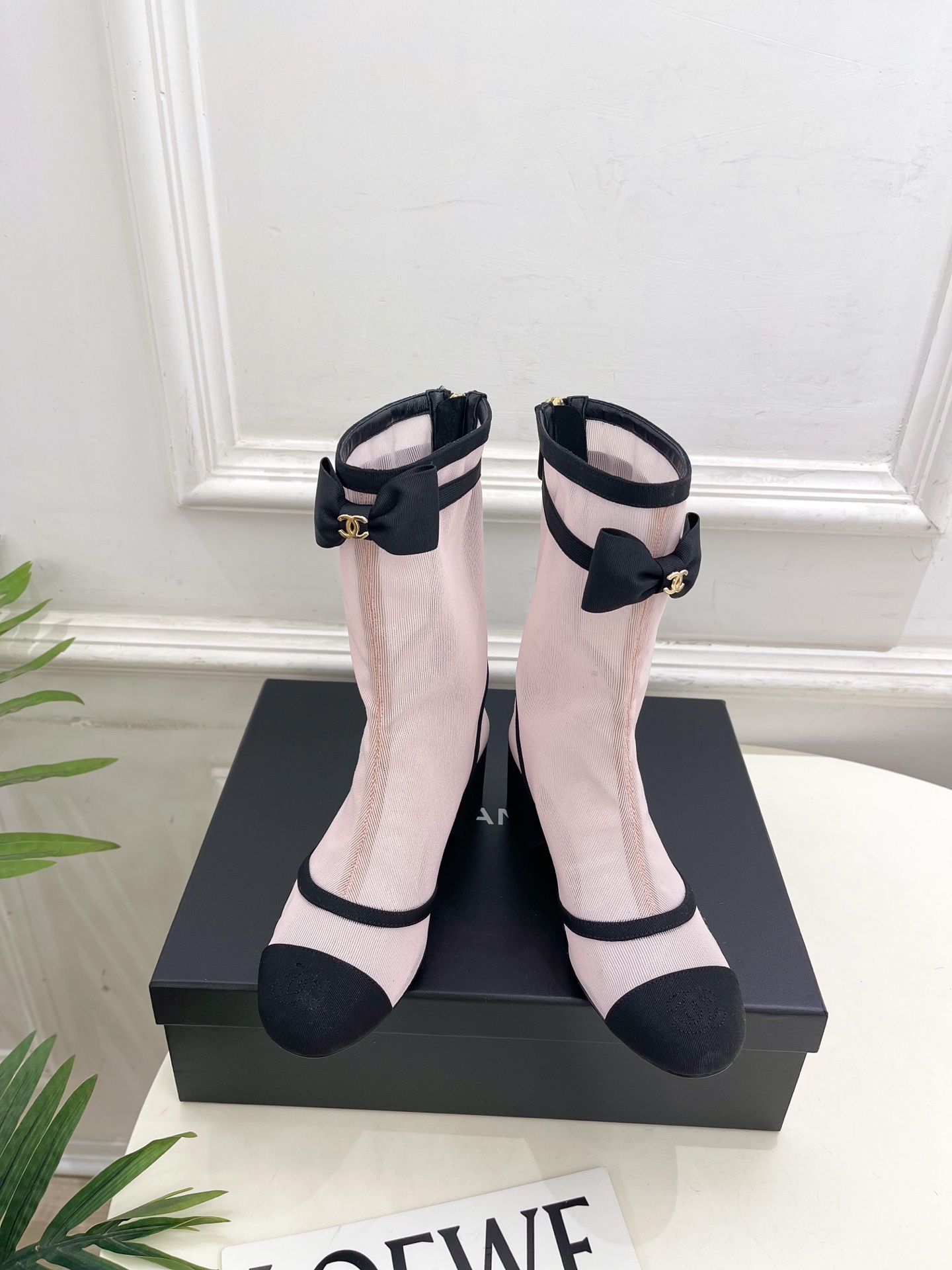 NO:464762,| Xiaoxiang 25 new product in autumn and winter show Xiaoxiang double C bow mesh thick heel short boots The series is new The most outstanding in the BS fashion circle The matching will interpret the meticulous, minimalist, and never faded classic elements, showing the unique style of dressing so beautiful that there is nothing to say. Must-in-class in summer... ━━━━━━━━━━━━━━━━━━━━━━━━━━━━━━━━━━━━━━━━━━━━━━━━━━━━━━━━━━━━━━━━━━━━━━━━━━━━━━━━━━━━━━━━━━━━━━━━━━━━━━━━━━━━━━━━━━━━━━━━━━━━━━━━━━━━━━━━━━━━━━19860909| 小香 25  秋冬秀场新品 小香双C蝴蝶结网纱粗跟短靴 系列上新 BS时尚圈的绝绝子 搭配将演绎着细致 极简 永不褪去的经典元素 展现与众不同的穿搭风格美到无话可说 夏季必入款…… ━━━━━ t ━━━━━ 鞋面原版高定制网纱料 内里进口混种羊皮里 大底原版意大利真皮大底 跟高6cm 鞋码: 35-39（40.41定制不退换） 网面、皮面,靴子,boots,sheepskin,Leather soles,Women's Shoes