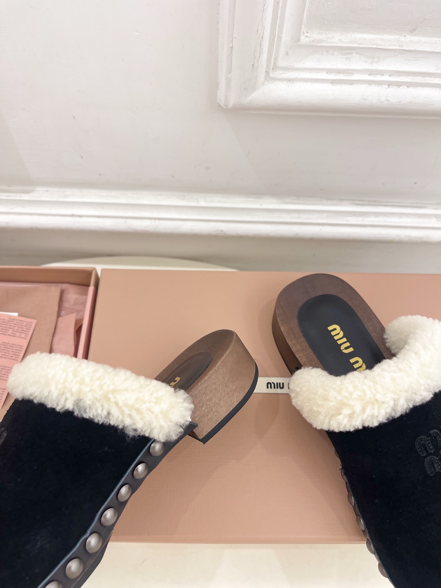 Miu Miu | 缪缪 25𝐬𝐬🖤2025早春新品 专柜主打最新秀款 经典字母木底毛毛穆勒拖鞋 火爆上