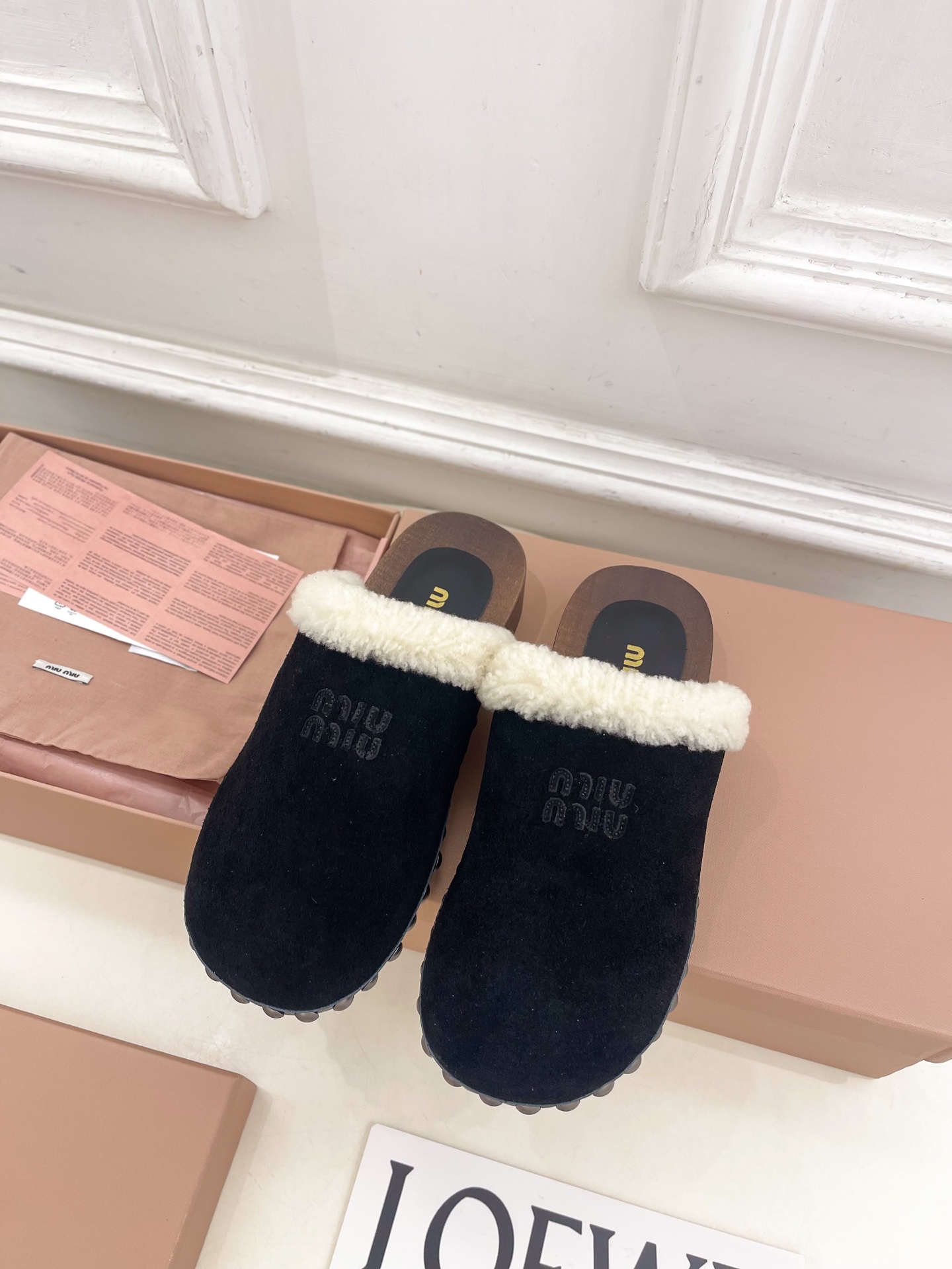 Miu Miu | 缪缪 25𝐬𝐬🖤2025早春新品 专柜主打最新秀款 经典字母木底毛毛穆勒拖鞋 火爆上