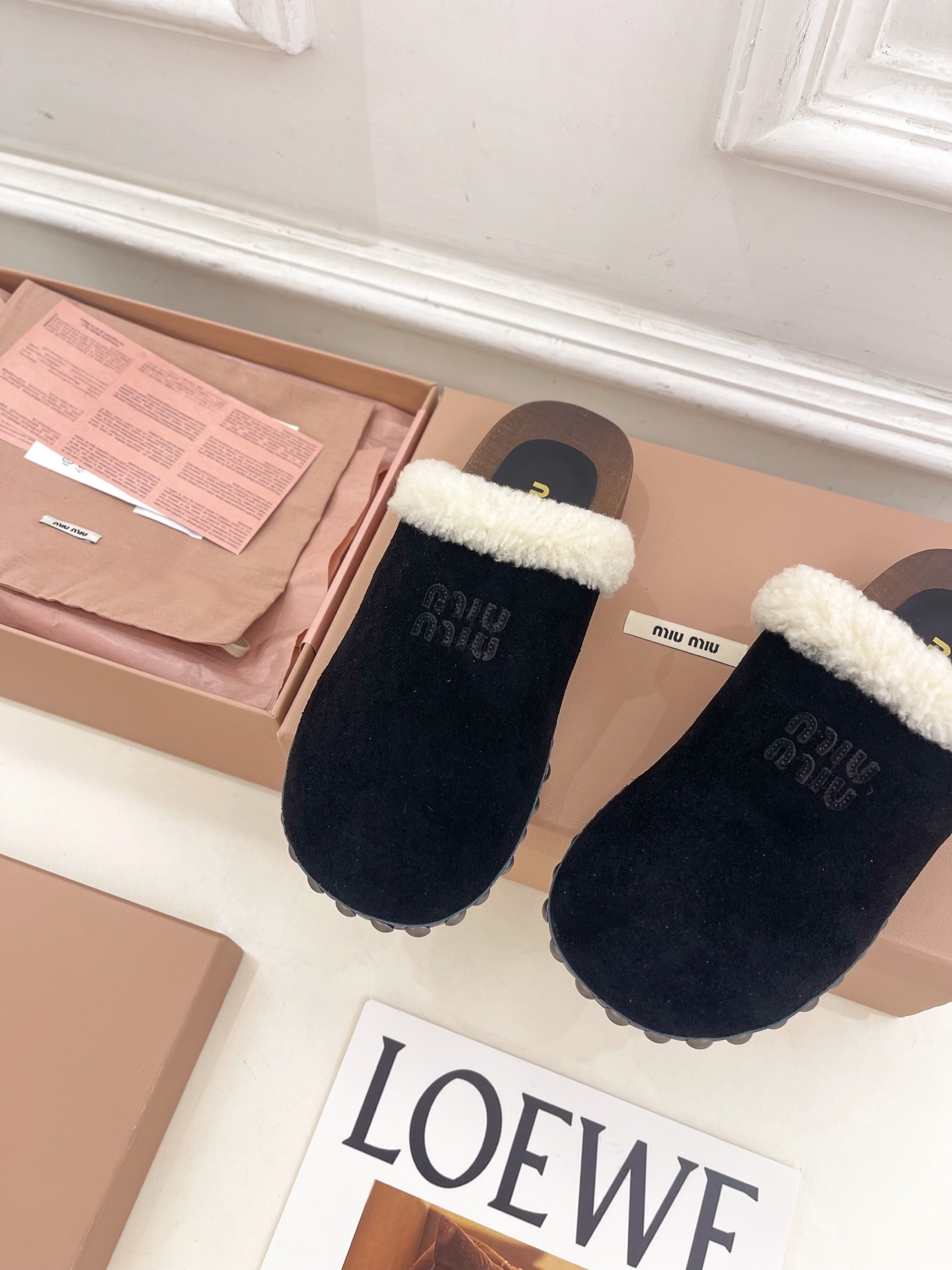 Miu Miu | 缪缪 25𝐬𝐬🖤2025早春新品 专柜主打最新秀款 经典字母木底毛毛穆勒拖鞋 火爆上