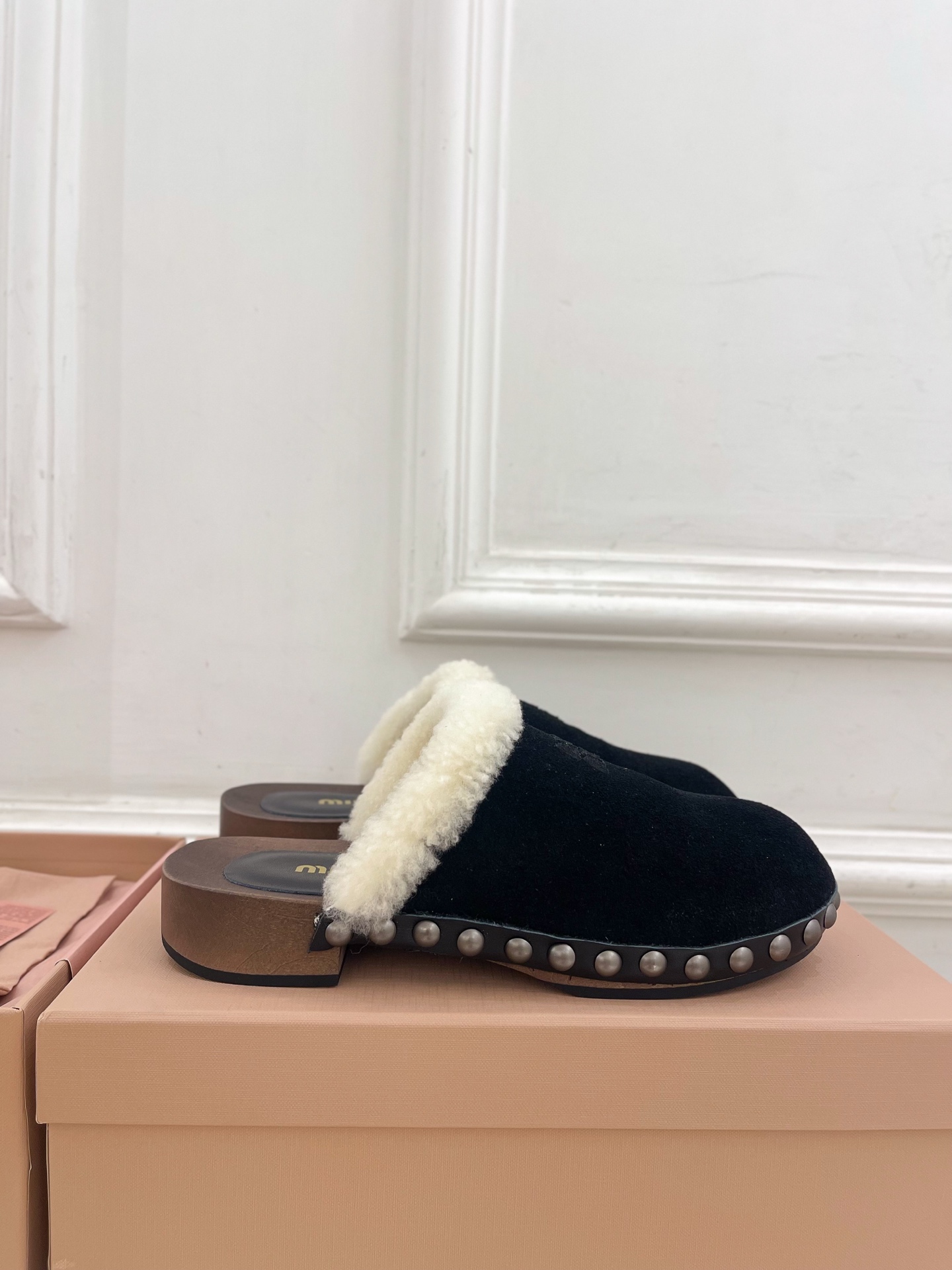 Miu Miu | 缪缪 25𝐬𝐬🖤2025早春新品 专柜主打最新秀款 经典字母木底毛毛穆勒拖鞋 火爆上