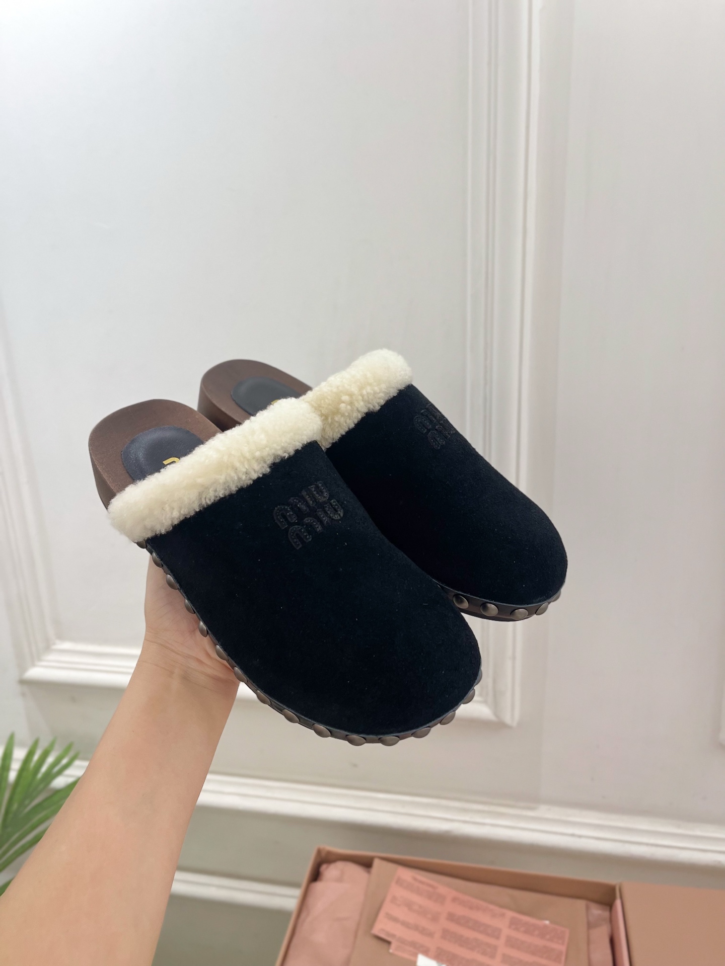 Miu Miu | 缪缪 25𝐬𝐬🖤2025早春新品 专柜主打最新秀款 经典字母木底毛毛穆勒拖鞋 火爆上