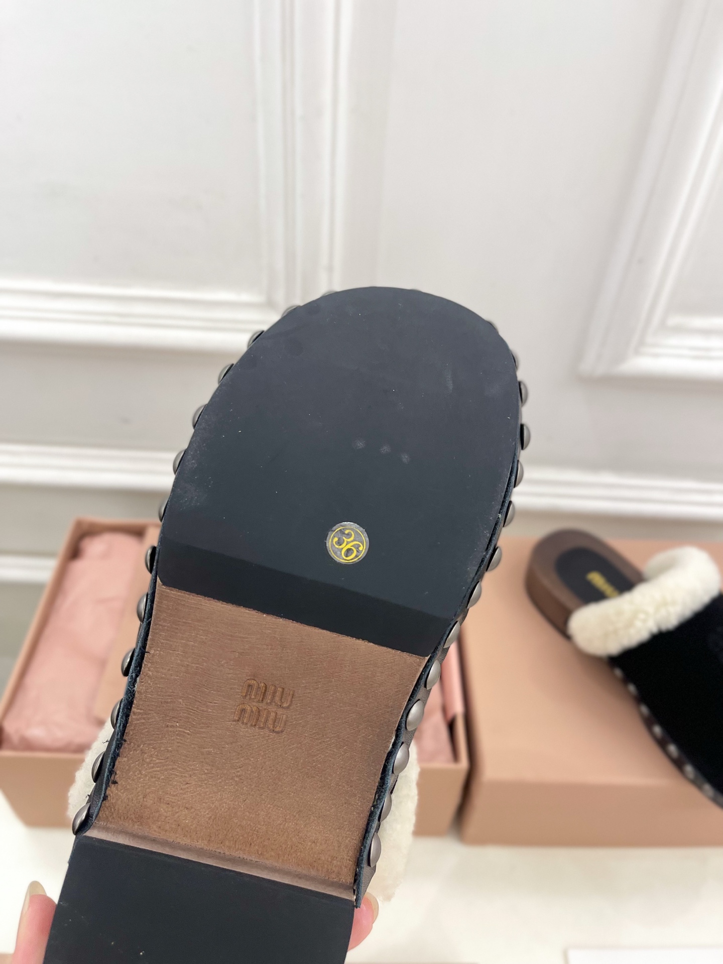 Miu Miu | 缪缪 25𝐬𝐬🖤2025早春新品 专柜主打最新秀款 经典字母木底毛毛穆勒拖鞋 火爆上