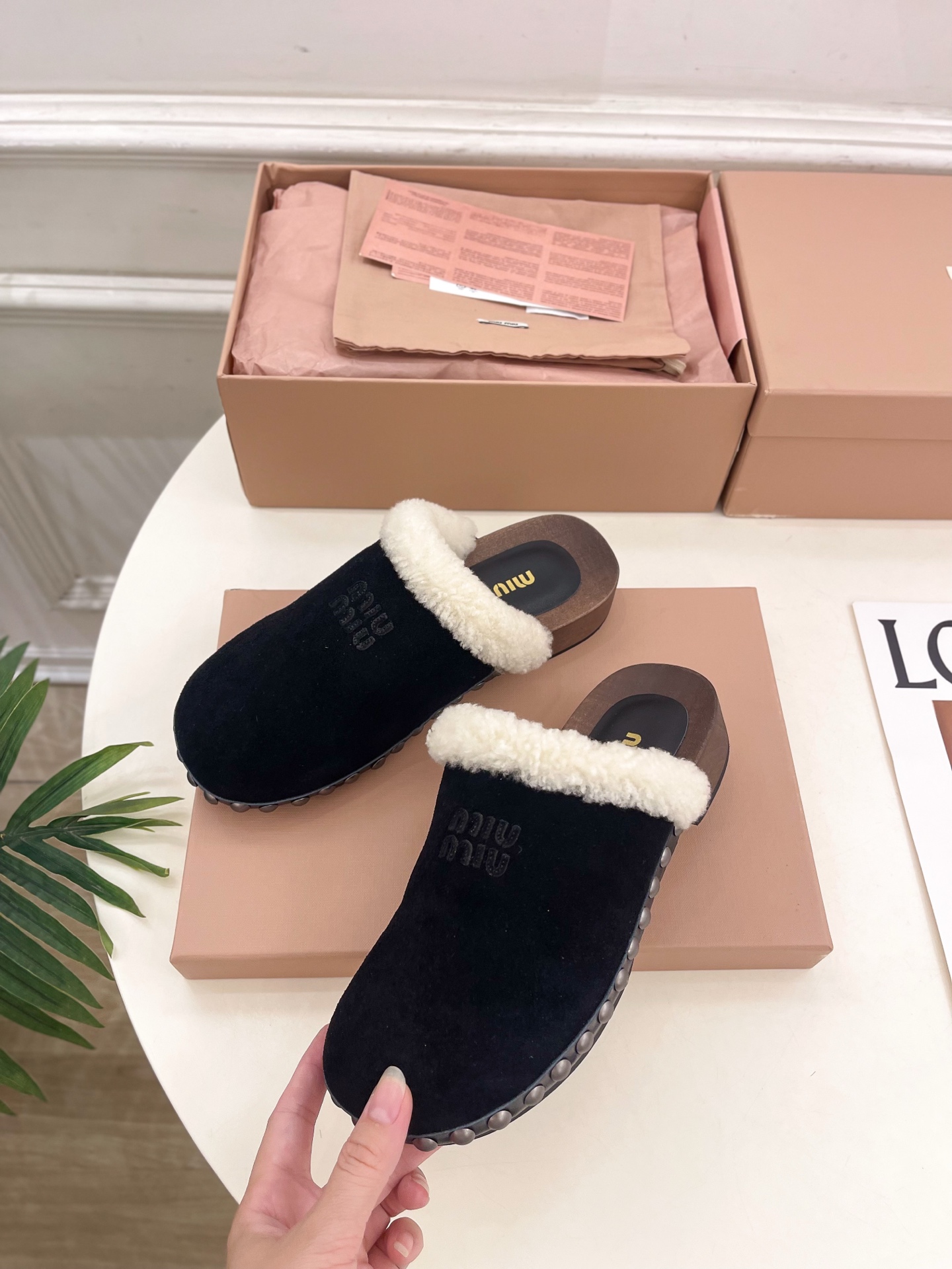 Miu Miu | 缪缪 25𝐬𝐬🖤2025早春新品 专柜主打最新秀款 经典字母木底毛毛穆勒拖鞋 火爆上