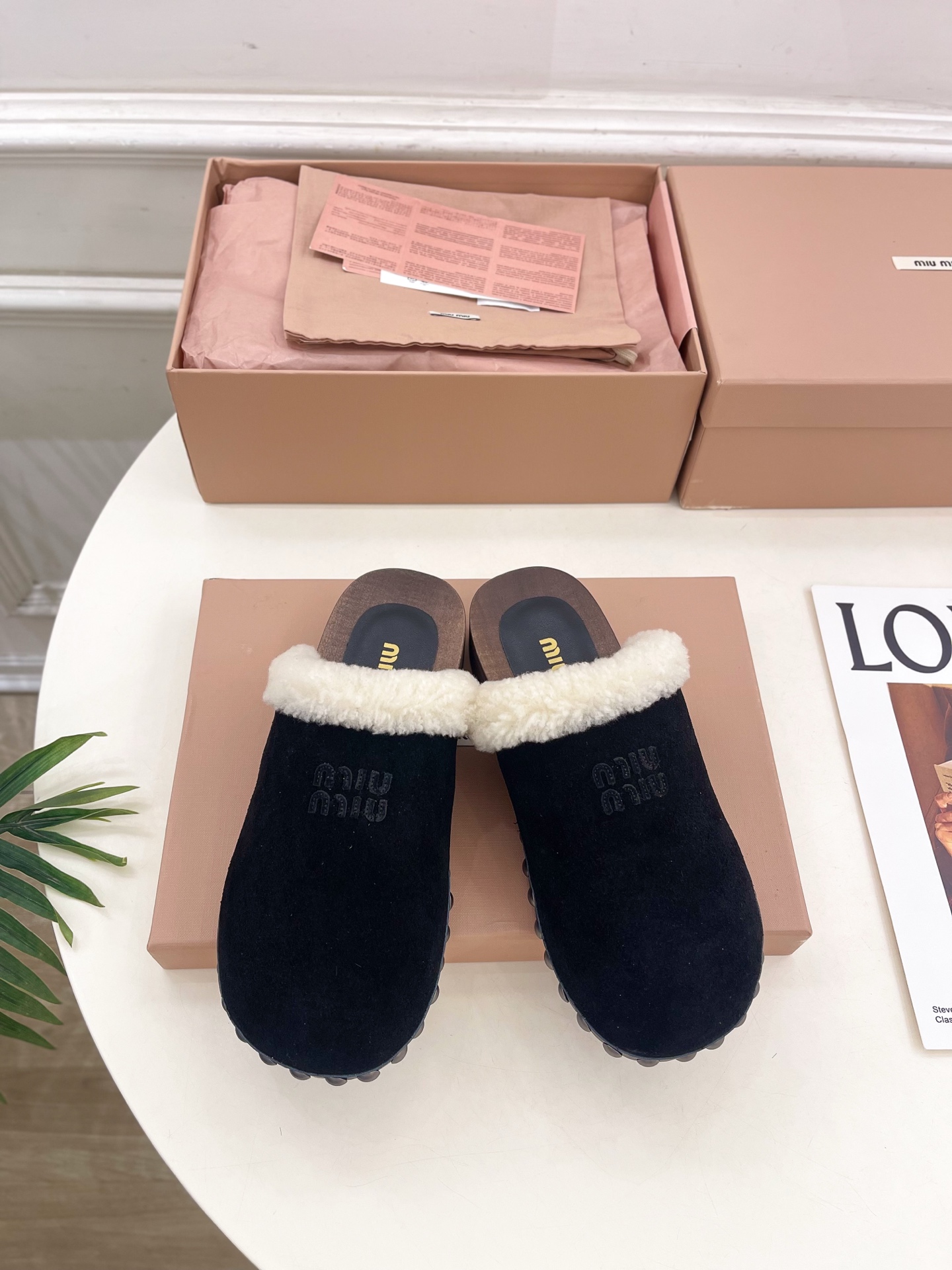 Miu Miu | 缪缪 25𝐬𝐬🖤2025早春新品 专柜主打最新秀款 经典字母木底毛毛穆勒拖鞋 火爆上