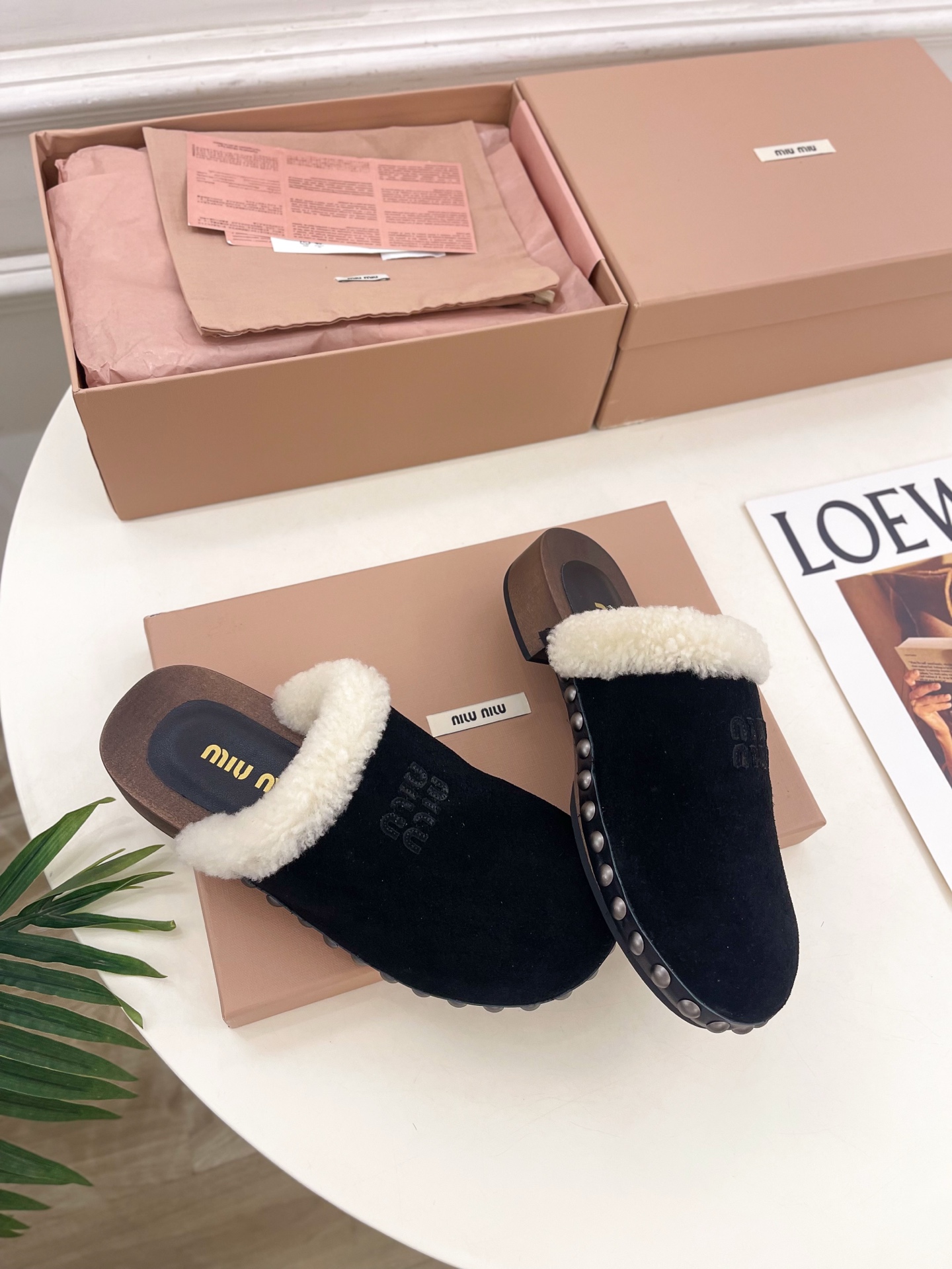 Miu Miu | 缪缪 25𝐬𝐬🖤2025早春新品 专柜主打最新秀款 经典字母木底毛毛穆勒拖鞋 火爆上