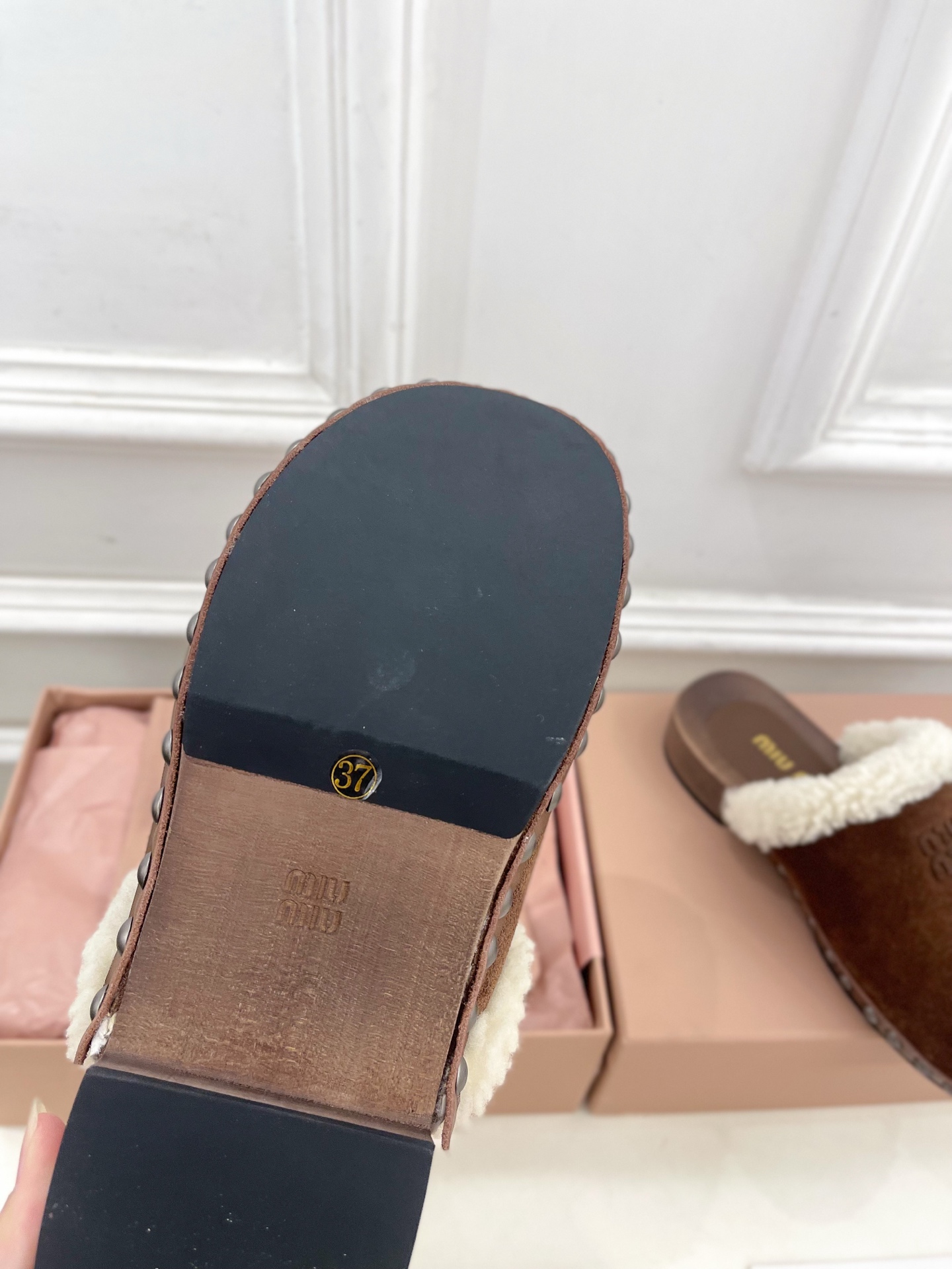 Miu Miu | 缪缪 25𝐬𝐬🖤2025早春新品 专柜主打最新秀款 经典字母木底毛毛穆勒拖鞋 火爆上