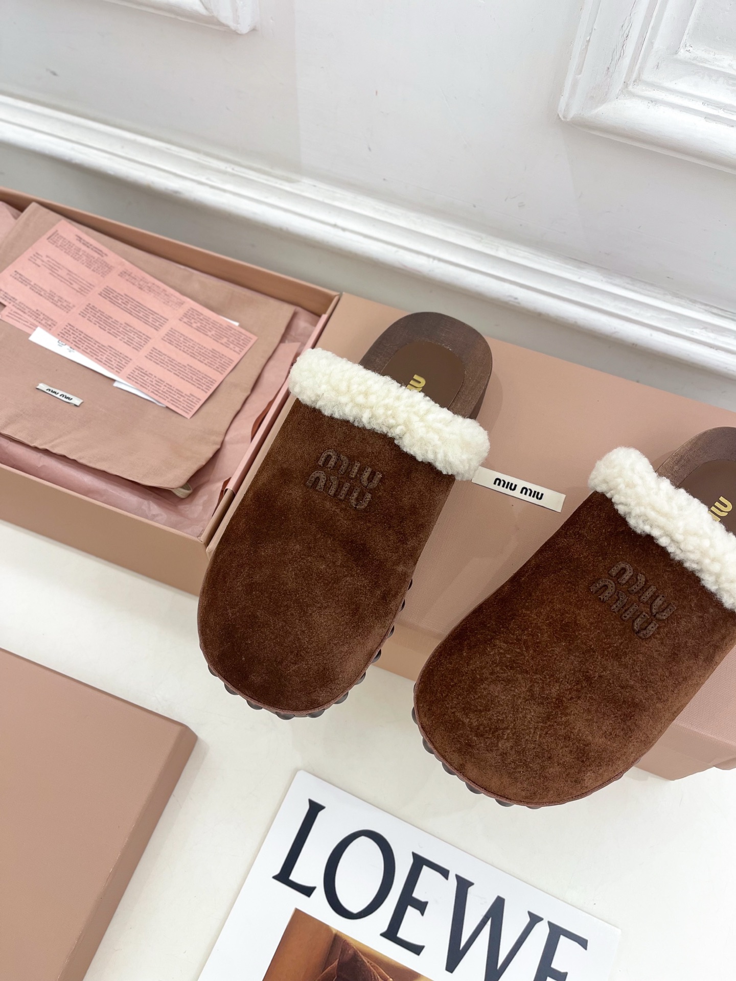 Miu Miu | 缪缪 25𝐬𝐬🖤2025早春新品 专柜主打最新秀款 经典字母木底毛毛穆勒拖鞋 火爆上