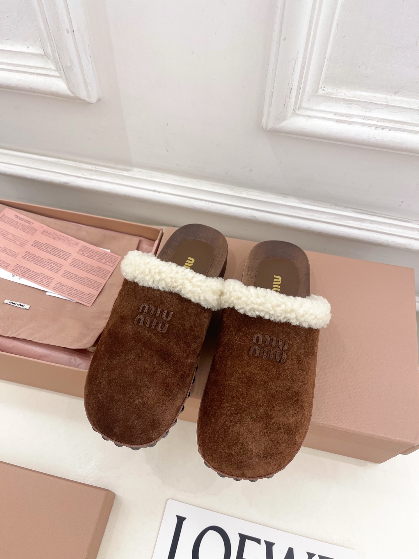 Miu Miu | 缪缪 25𝐬𝐬🖤2025早春新品 专柜主打最新秀款 经典字母木底毛毛穆勒拖鞋 火爆上