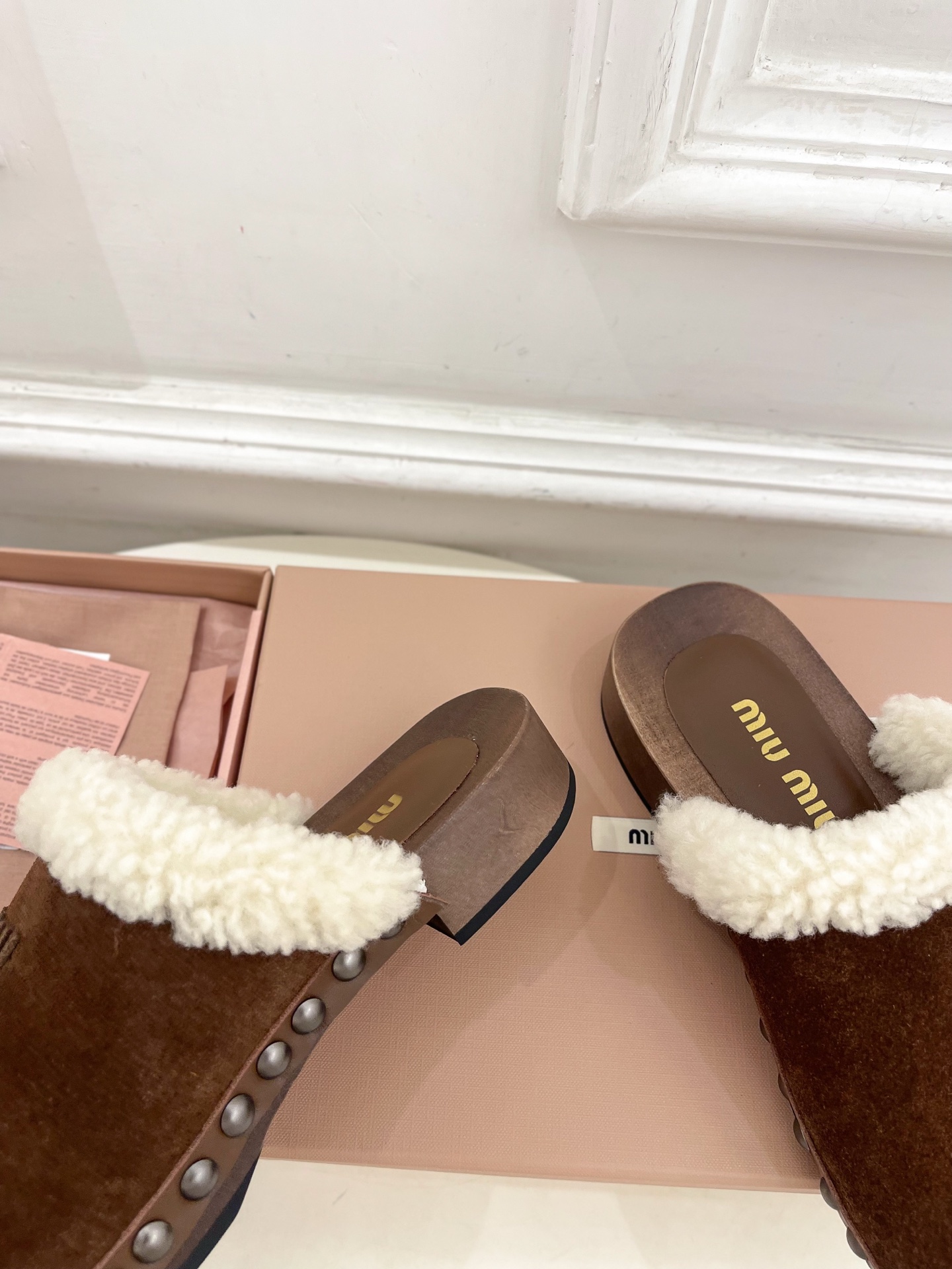 Miu Miu | 缪缪 25𝐬𝐬🖤2025早春新品 专柜主打最新秀款 经典字母木底毛毛穆勒拖鞋 火爆上