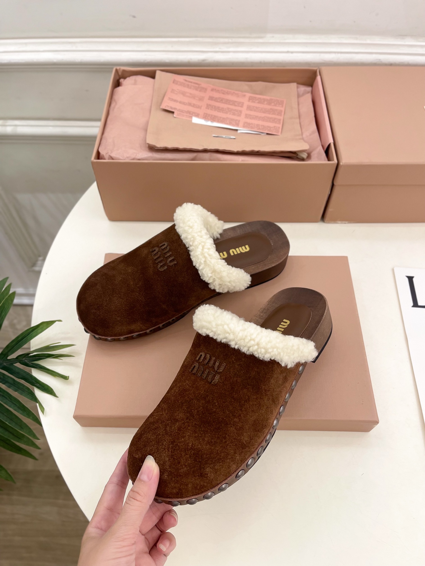Miu Miu | 缪缪 25𝐬𝐬🖤2025早春新品 专柜主打最新秀款 经典字母木底毛毛穆勒拖鞋 火爆上