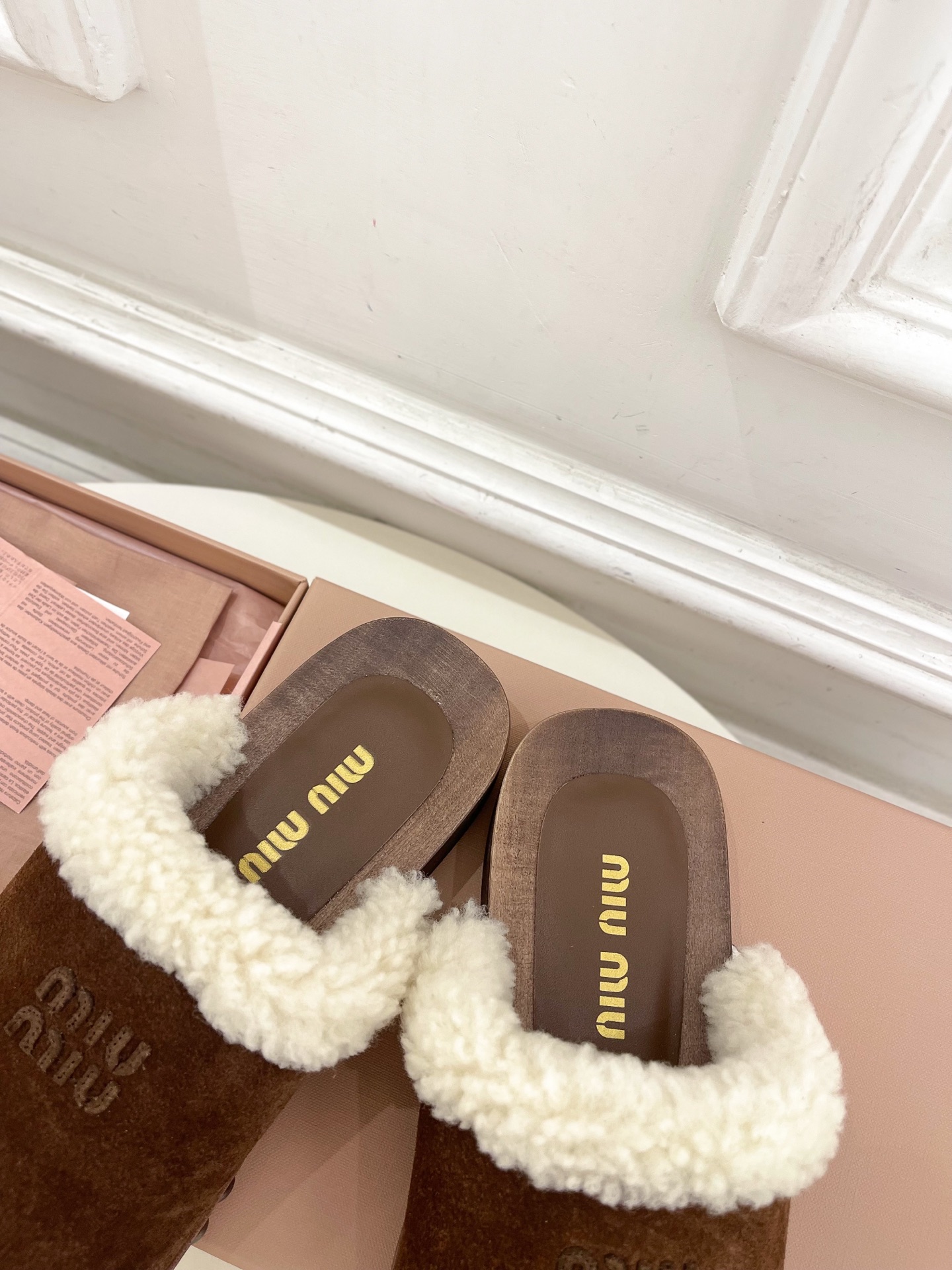 Miu Miu | 缪缪 25𝐬𝐬🖤2025早春新品 专柜主打最新秀款 经典字母木底毛毛穆勒拖鞋 火爆上