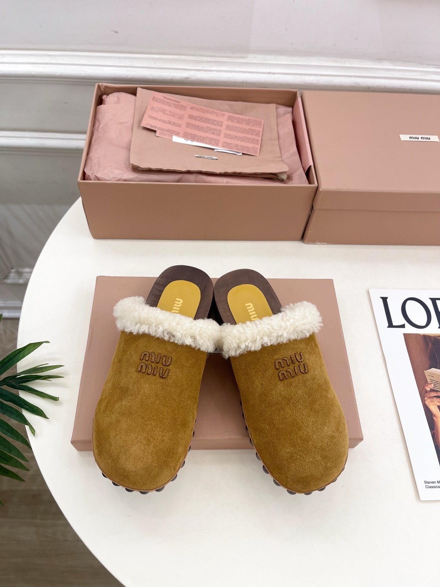 Miu Miu | 缪缪 25𝐬𝐬🖤2025早春新品 专柜主打最新秀款 经典字母木底毛毛穆勒拖鞋 火爆上