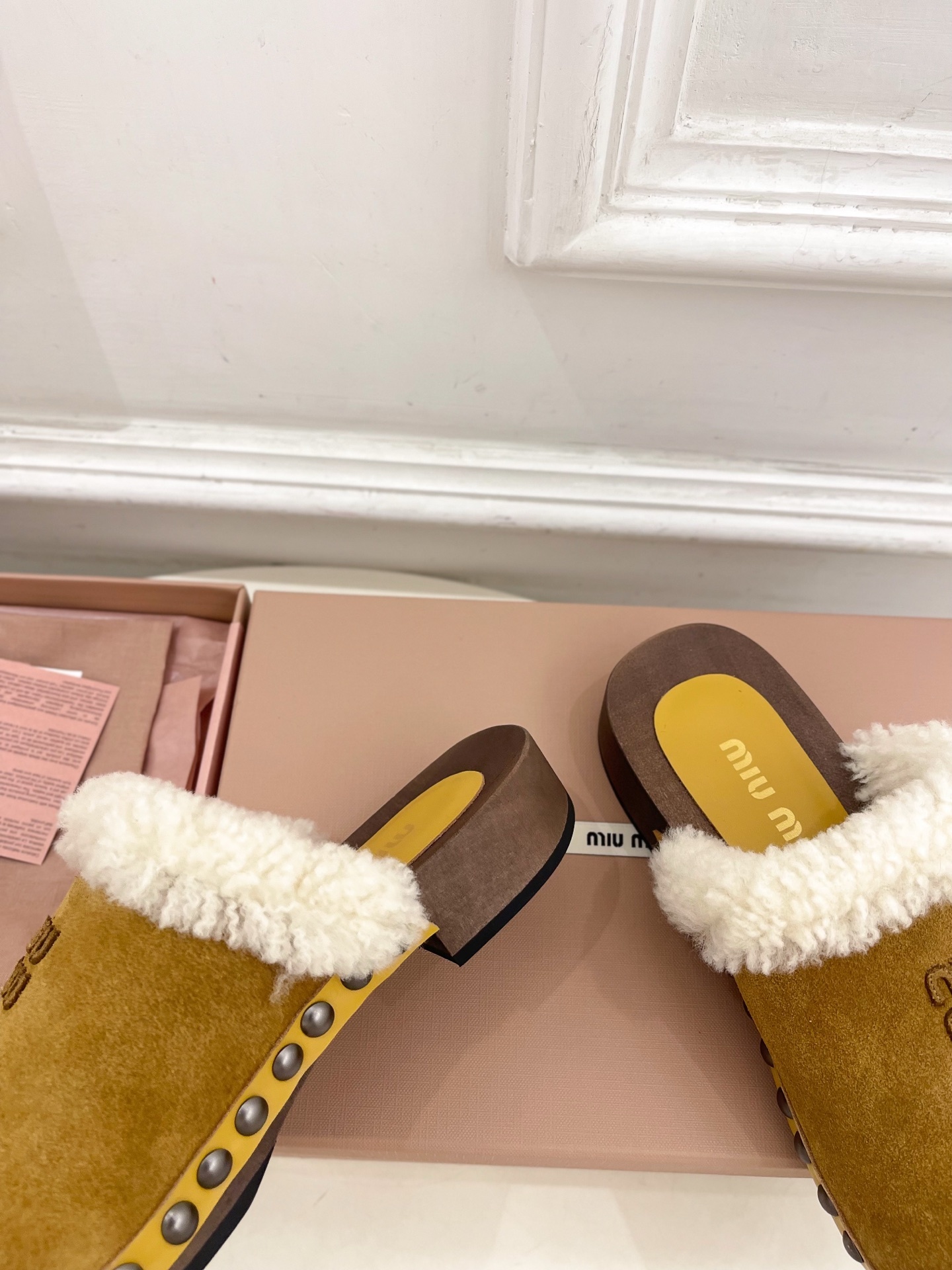 Miu Miu | 缪缪 25𝐬𝐬🖤2025早春新品 专柜主打最新秀款 经典字母木底毛毛穆勒拖鞋 火爆上