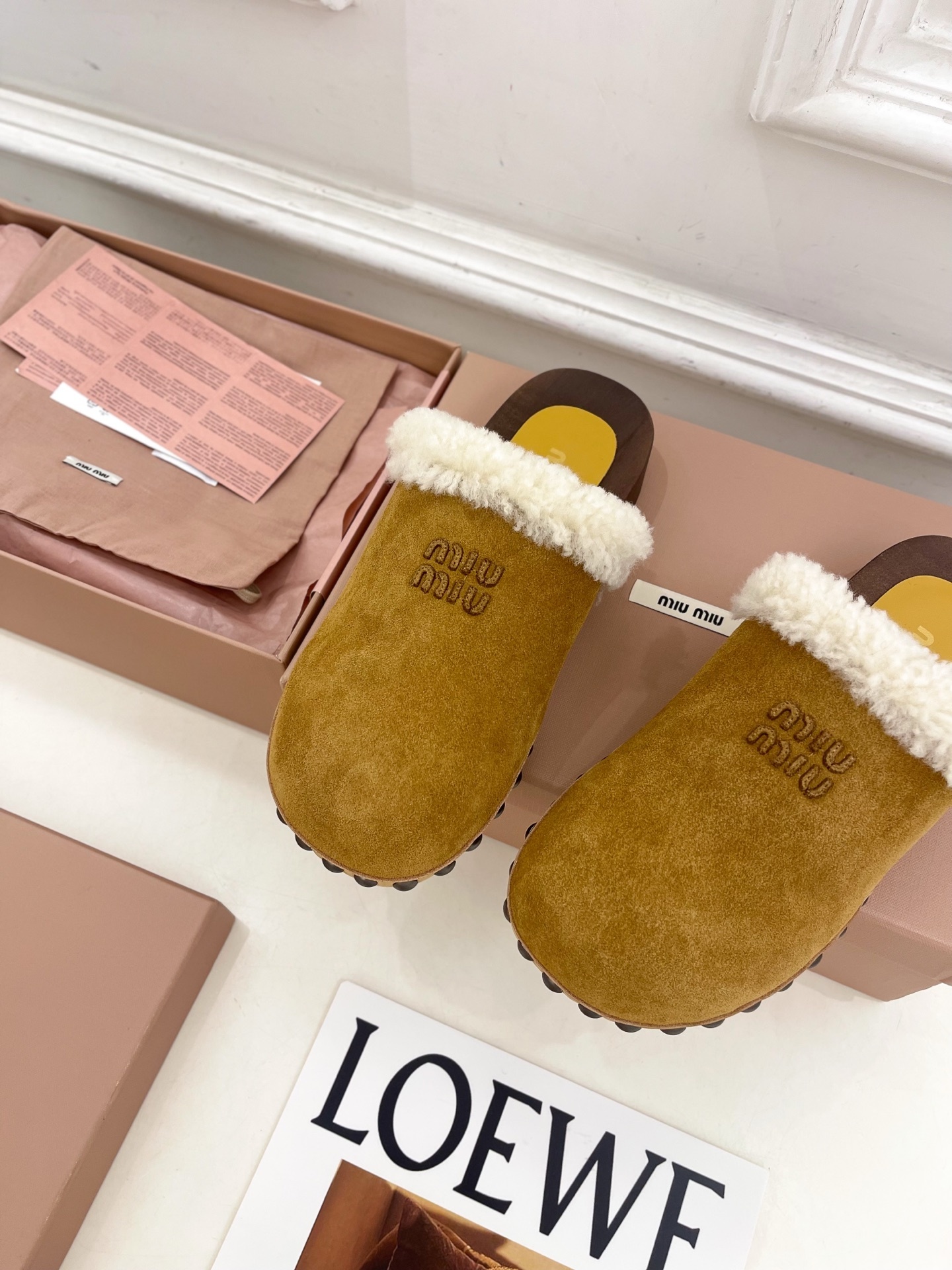 Miu Miu | 缪缪 25𝐬𝐬🖤2025早春新品 专柜主打最新秀款 经典字母木底毛毛穆勒拖鞋 火爆上