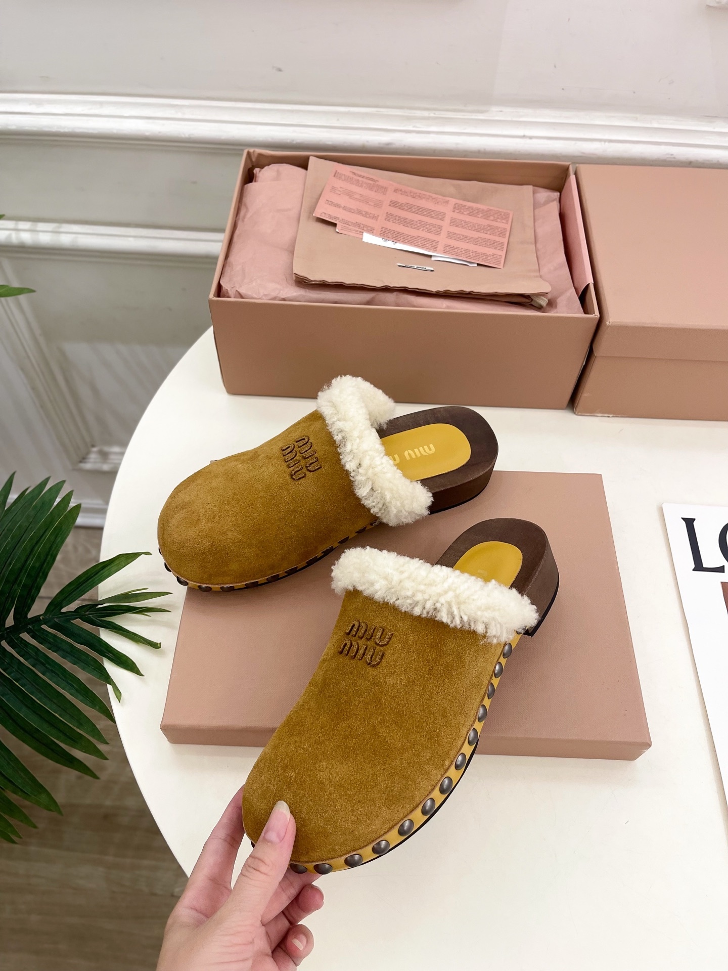 Miu Miu | 缪缪 25𝐬𝐬🖤2025早春新品 专柜主打最新秀款 经典字母木底毛毛穆勒拖鞋 火爆上