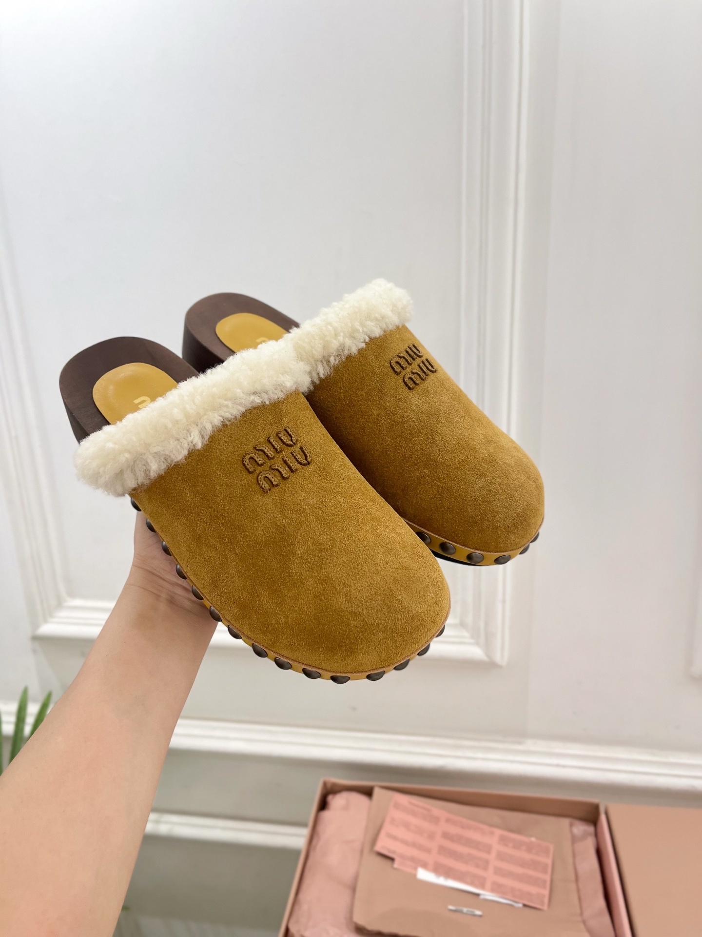 Miu Miu | 缪缪 25𝐬𝐬🖤2025早春新品 专柜主打最新秀款 经典字母木底毛毛穆勒拖鞋 火爆上