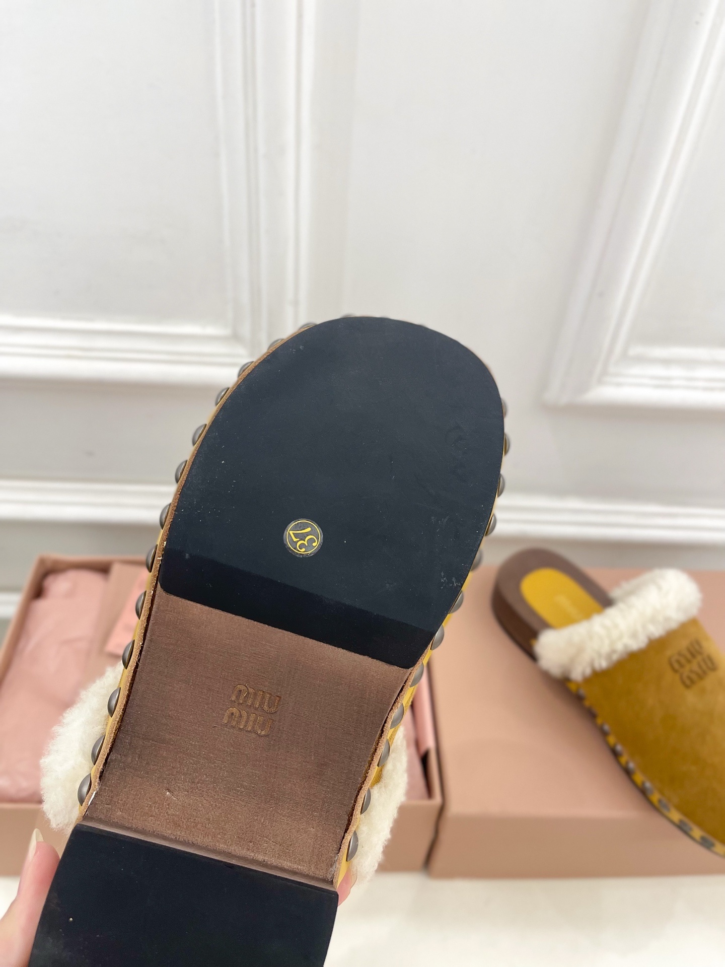 Miu Miu | 缪缪 25𝐬𝐬🖤2025早春新品 专柜主打最新秀款 经典字母木底毛毛穆勒拖鞋 火爆上
