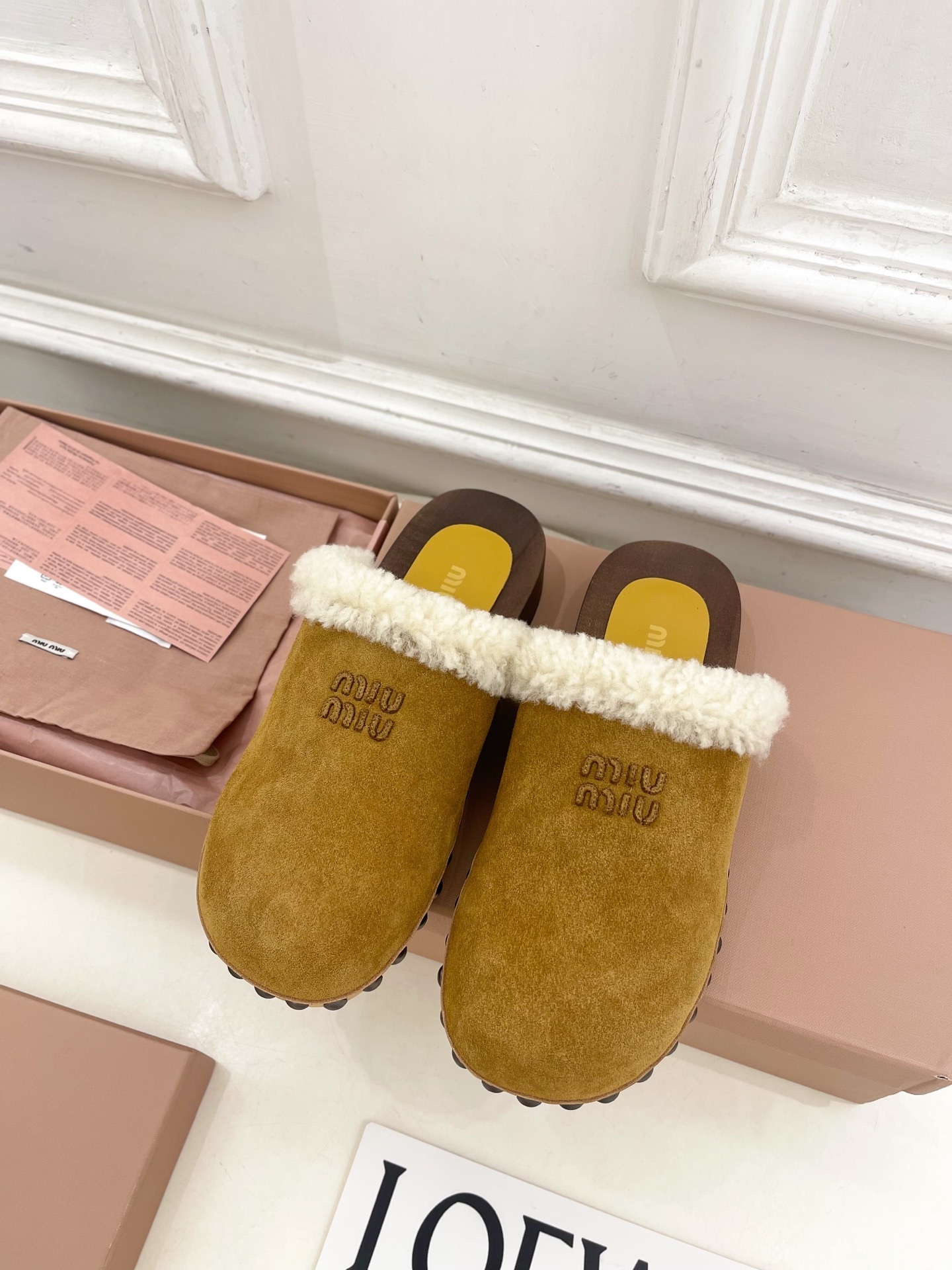 Miu Miu | 缪缪 25𝐬𝐬🖤2025早春新品 专柜主打最新秀款 经典字母木底毛毛穆勒拖鞋 火爆上