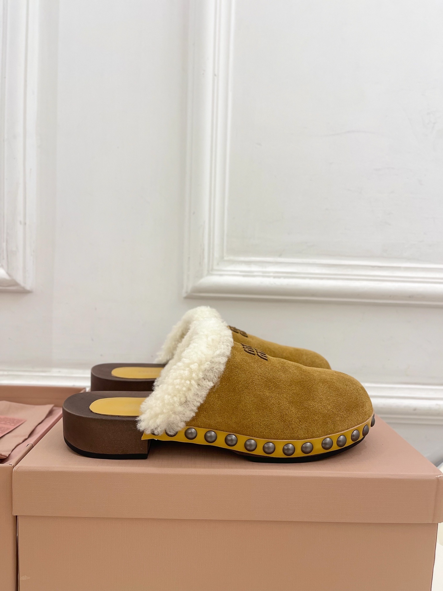 Miu Miu | 缪缪 25𝐬𝐬🖤2025早春新品 专柜主打最新秀款 经典字母木底毛毛穆勒拖鞋 火爆上
