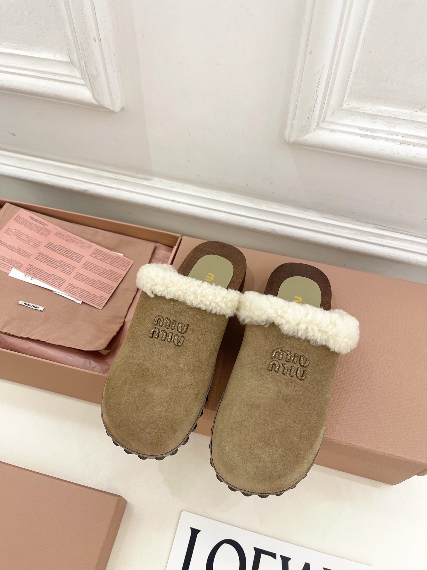 Miu Miu | 缪缪 25𝐬𝐬🖤2025早春新品 专柜主打最新秀款 经典字母木底毛毛穆勒拖鞋 火爆上