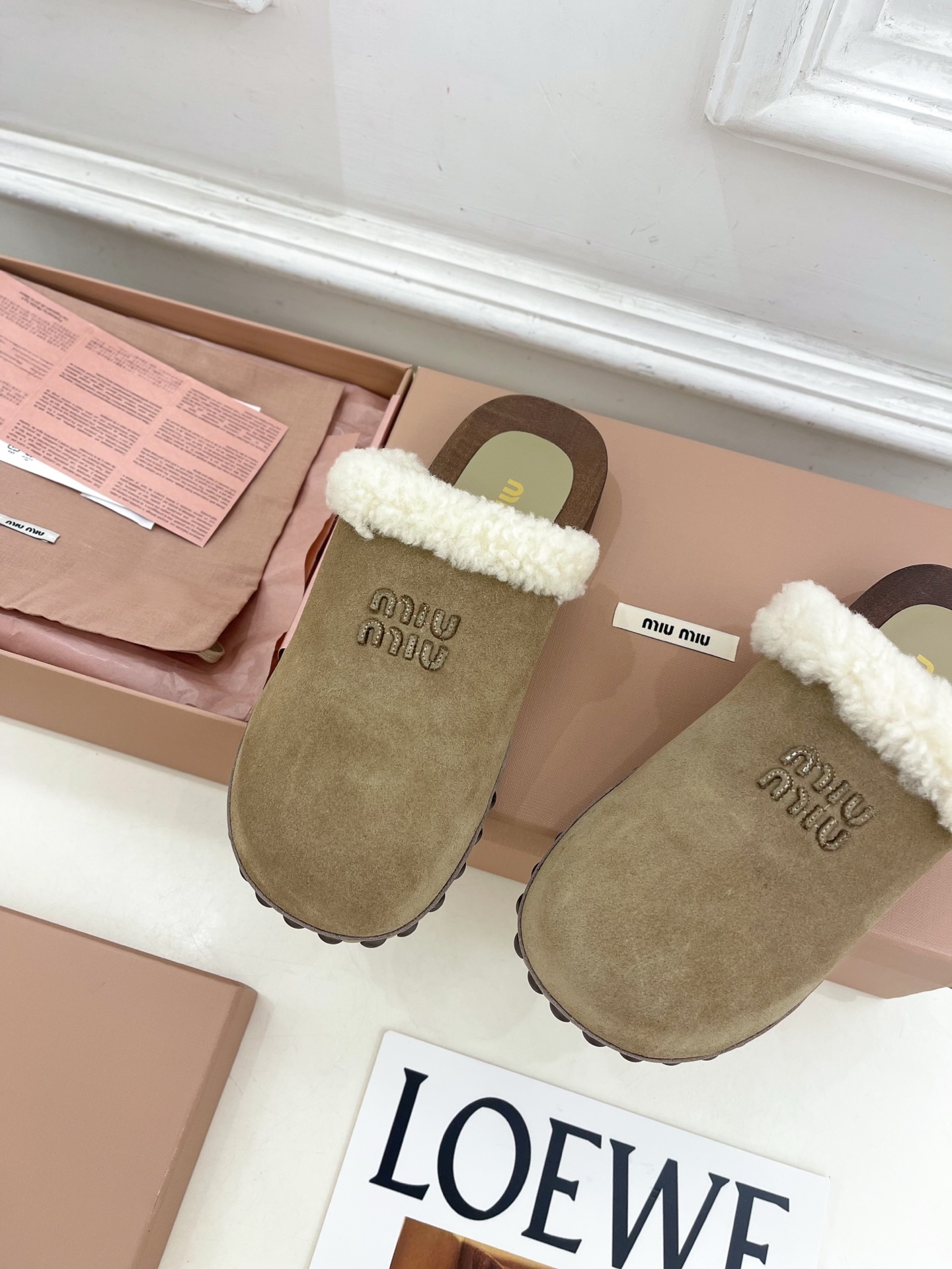 Miu Miu | 缪缪 25𝐬𝐬🖤2025早春新品 专柜主打最新秀款 经典字母木底毛毛穆勒拖鞋 火爆上